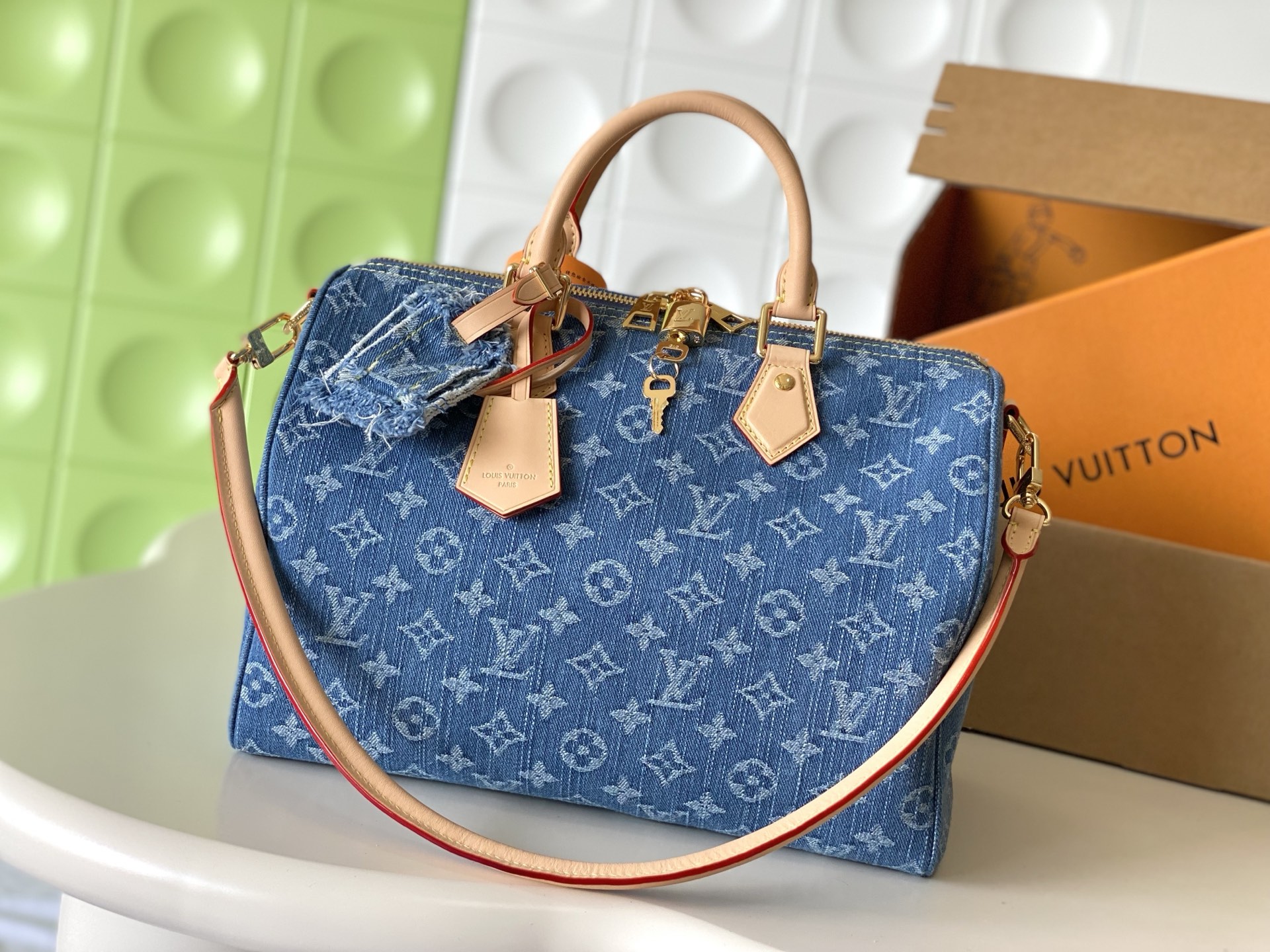NO:855925,[Top Enhanced Version] Counter-matched 163C01 transcoding chip M14430 denim blue, authentic development, counter-matched pattern M14430. This product is made of denim and is a new interpretation of the Speedy Soft 30 handbag, injecting modern charm into the classic design. The bag is covered with the brand's iconic Monogram  pattern, with a contrasting leather handle, a detachable shoulder strap and a decorative key bag embossed with the Louis Vuitton logo. Plenty of space to easily store your daily necessities, as well as a tablet and books, so you can take it with you on weekend trips or daily commutes. 30 x 21 x 17 (cm) ((length x height x width), LV [top quality original], louis vuitton, louis vuitton19860909【顶级加强版】对柜163C01变码芯片 M14430牛仔蓝,正品开发,专柜对版花料M14430 本款产品取材丹宁布焕新演绎 Speedy Soft 30 手袋,为经典设计注入现代韵致.包身覆以品牌标志性 Monogram 图案,搭配撞色皮革手柄、可拆卸肩带与压印路易威登标识的装饰性钥匙包.充裕空间可轻松收纳日常所需,亦可安放平板电脑与书籍,从容随行周末出游或日常通勤.30 x 21 x 17 (厘米) ((长 x 高 x 宽),LV【顶级原单】,louis vuitton,louis vuitton,Bag