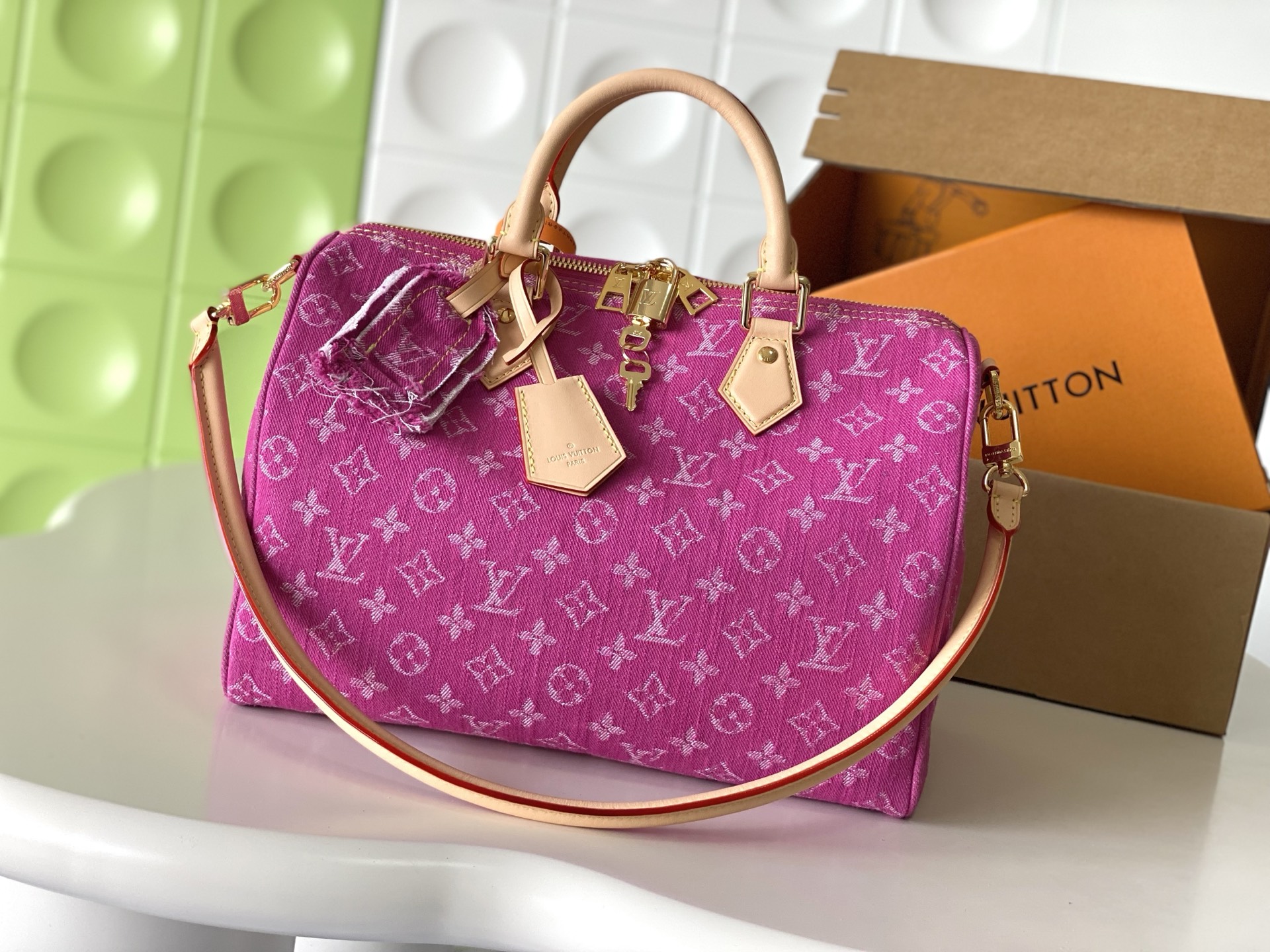 NO:855943,[Top Enhanced Version] Counter-matched 163C01 transcoding chip M14430 denim rose red, genuine development, counter-matched flower materials, this product is made of denim and is a new interpretation of the Speedy Soft 30 handbag, injecting modern charm into the classic design. The bag is covered with the brand's iconic Monogram  pattern, with a contrasting leather handle, a detachable shoulder strap and a decorative key bag embossed with the Louis Vuitton logo. Plenty of space to easily store your daily necessities, as well as a tablet and books, so you can take it with you on weekend trips or daily commutes. 30 x 21 x 17 (cm) ((length x height x width), LV [top quality original], louis vuitton, louis vuitton19860909【顶级加强版】对柜163C01变码芯片 M14430牛仔玫红,正品开发,专柜对版花料,本款产品取材丹宁布焕新演绎 Speedy Soft 30 手袋,为经典设计注入现代韵致.包身覆以品牌标志性 Monogram 图案,搭配撞色皮革手柄、可拆卸肩带与压印路易威登标识的装饰性钥匙包.充裕空间可轻松收纳日常所需,亦可安放平板电脑与书籍,从容随行周末出游或日常通勤.30 x 21 x 17 (厘米) ((长 x 高 x 宽),LV【顶级原单】,louis vuitton,louis vuitton,Bag