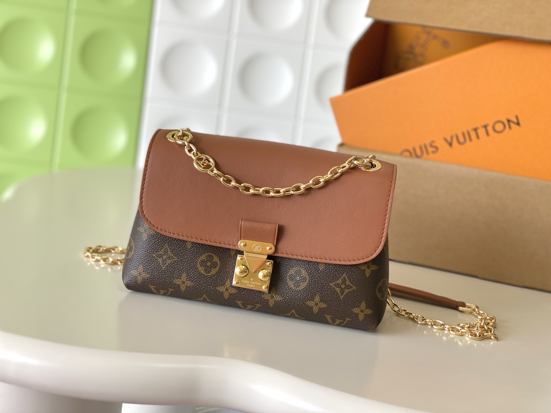 NO:856097,[Top Enhanced Version] All-steel hardware chain, matching counter, 163C01 transcoding chip, genuine development, original calfskin, model M28588 brown, inspired by the George bag launched in 2019, this Madeleine bag has an updated design, using a smooth gold-toned sliding chain. It is made of iconic Monogram canvas and timeless black leather materials, and is embellished with LV  Circle pendant creates a gem-like brilliance effect. This modern style bag can be worn across the body or carried on the shoulder. It also has a zipper pocket inside. 24x15x9 cm (length x height x width), LV [top original order], louis vuitton, cowhide19860909【顶级加强版】全钢五金链条,对版专柜,163C01变码芯片,正品开发,原厂小牛皮,型号M28588棕, 受2019年推出的乔治包款启发,此款玛德琳包进行了更新设计,采用光滑金色调的滑动链饰.它由标志性的Monogram帆布与永恒的黑皮材质混合而成,并点缀有LV Circle挂件,营造出宝石般的光彩效果.这款现代风格的包款既可斜跨佩戴,也可肩背携带,内部还设有拉链式口袋. 24x15x9厘米(长x高x宽),LV【顶级原单】,louis vuitton,cowhide,Bag