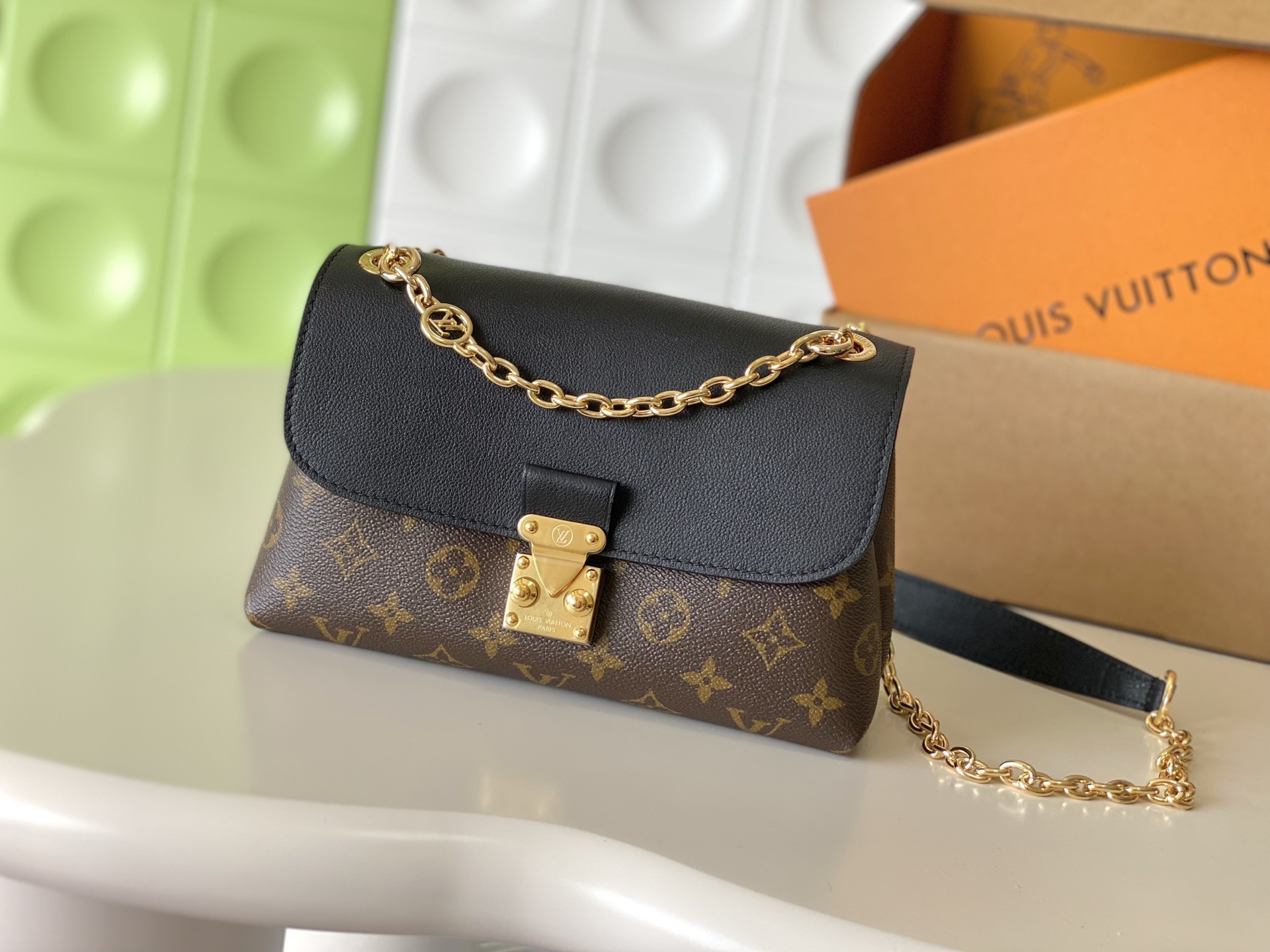 NO:856108,[Top Enhanced Version] All-steel hardware chain, matching counter, 163C01 transcoding chip, genuine development, original calfskin, model M28424 black Inspired by the George bag launched in 2019, this Madeleine bag has an updated design, using a smooth gold-toned sliding chain. It is made of iconic Monogram canvas and timeless black leather materials, and is embellished with LV  Circle pendant creates a gem-like brilliance effect. This modern style bag can be worn across the body or carried on the shoulder. It also has a zipper pocket inside. 24x15x9 cm (length x height x width), LV [top original order], louis vuitton, cowhide19860909【顶级加强版】全钢五金链条,对版专柜,163C01变码芯片,正品开发,原厂小牛皮,型号M28424黑 受2019年推出的乔治包款启发,此款玛德琳包进行了更新设计,采用光滑金色调的滑动链饰.它由标志性的Monogram帆布与永恒的黑皮材质混合而成,并点缀有LV Circle挂件,营造出宝石般的光彩效果.这款现代风格的包款既可斜跨佩戴,也可肩背携带,内部还设有拉链式口袋. 24x15x9厘米(长x高x宽),LV【顶级原单】,louis vuitton,cowhide,Bag