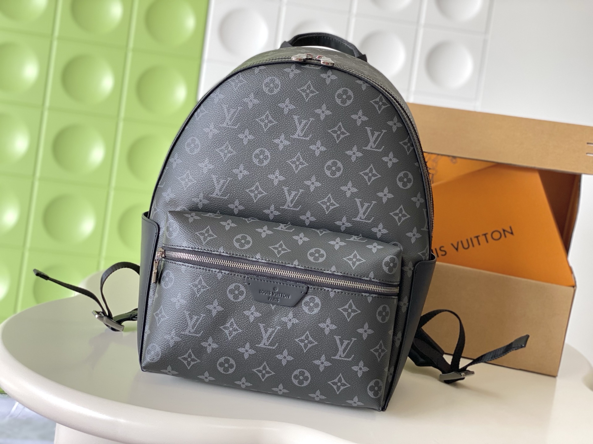 NO:857306,[Top-level enhanced version] All steel hardware, matching counter, 163C01 transcoding chip, genuine development, original calfskin, model M22558 black, this Discovery backpack is made of Monogram embossed cow leather to create a soft and close-fitting shape, supplemented by the calm atmosphere of metal parts. The outer bag is easy to access and place the accompanying items, and the inner bag allows for orderly storage. Size 29*38*20cm, LV [top original order], louis  vuitton,cowhide19860909【顶级加强版】全钢五金,对版专柜,163C01变码芯片,正品开发,原厂小牛皮,型号M22558黑,本款 Discovery 双肩包以 Monogram 压纹牛皮革塑造柔软贴身构型,辅以金属件的沉稳气息.外袋便于取放随行物品,内袋实现有序收纳.尺寸29*38*20cm,LV【顶级原单】,louis vuitton,cowhide,Bag
