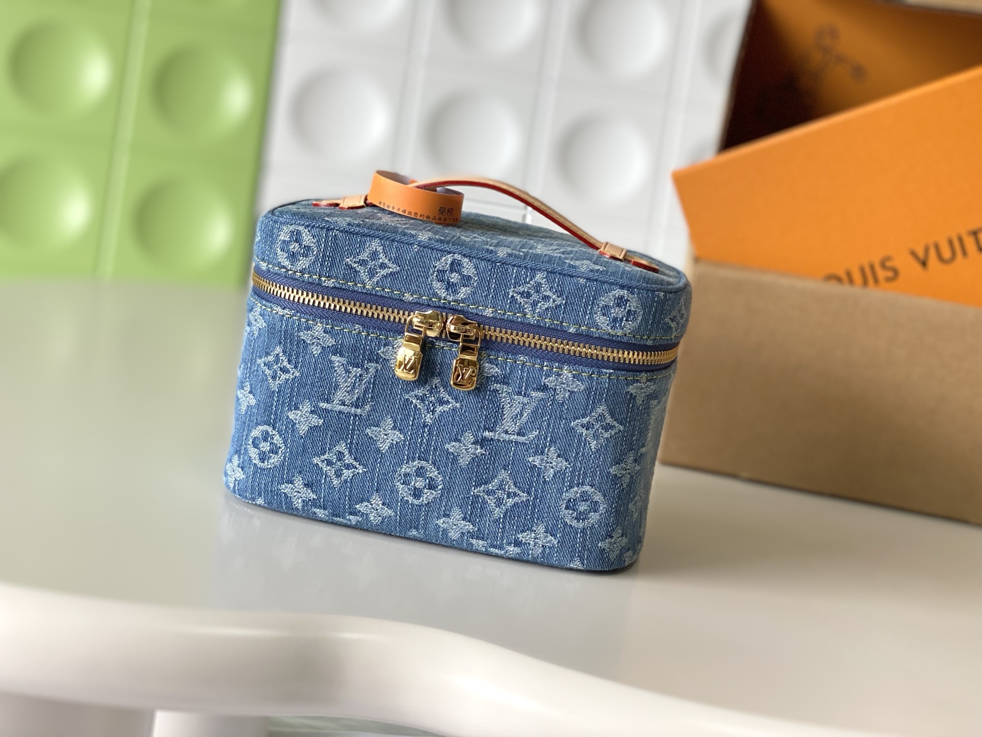 NO:852754,[Top Enhanced Version] Counter-matched 163C01 transcoding chip, genuine development, all-steel hardware, counter-matched leather, M27946 blue (denim denim) Monogram denim with leather and metal parts, injecting casual elegance into this Nice mini bag. Exquisite design, practical functions, easy to store essentials for home or travel. Inner patch pockets and washable lining give the fashionable design a practical and ingenious touch. Size 20 x 13.5 x  12 cm, LV [top quality original order], louis vuitton, mini bags19860909【顶级加强版】对柜163C01变码芯片,正品开发,全钢五金,专柜对版皮料,M27946 蓝色（丹宁牛仔） Monogram 丹宁布搭配皮革与金属件,为本款 Nice 迷你包注入随性优雅魅力.精巧设计,功能实用,轻松收纳居家或旅行所需用品.内贴袋与可水洗内衬赋予时尚设计以实用巧思. 尺寸 20 x 13.5 x 12厘米,LV【顶级原单】,louis vuitton,mini bags,Bag