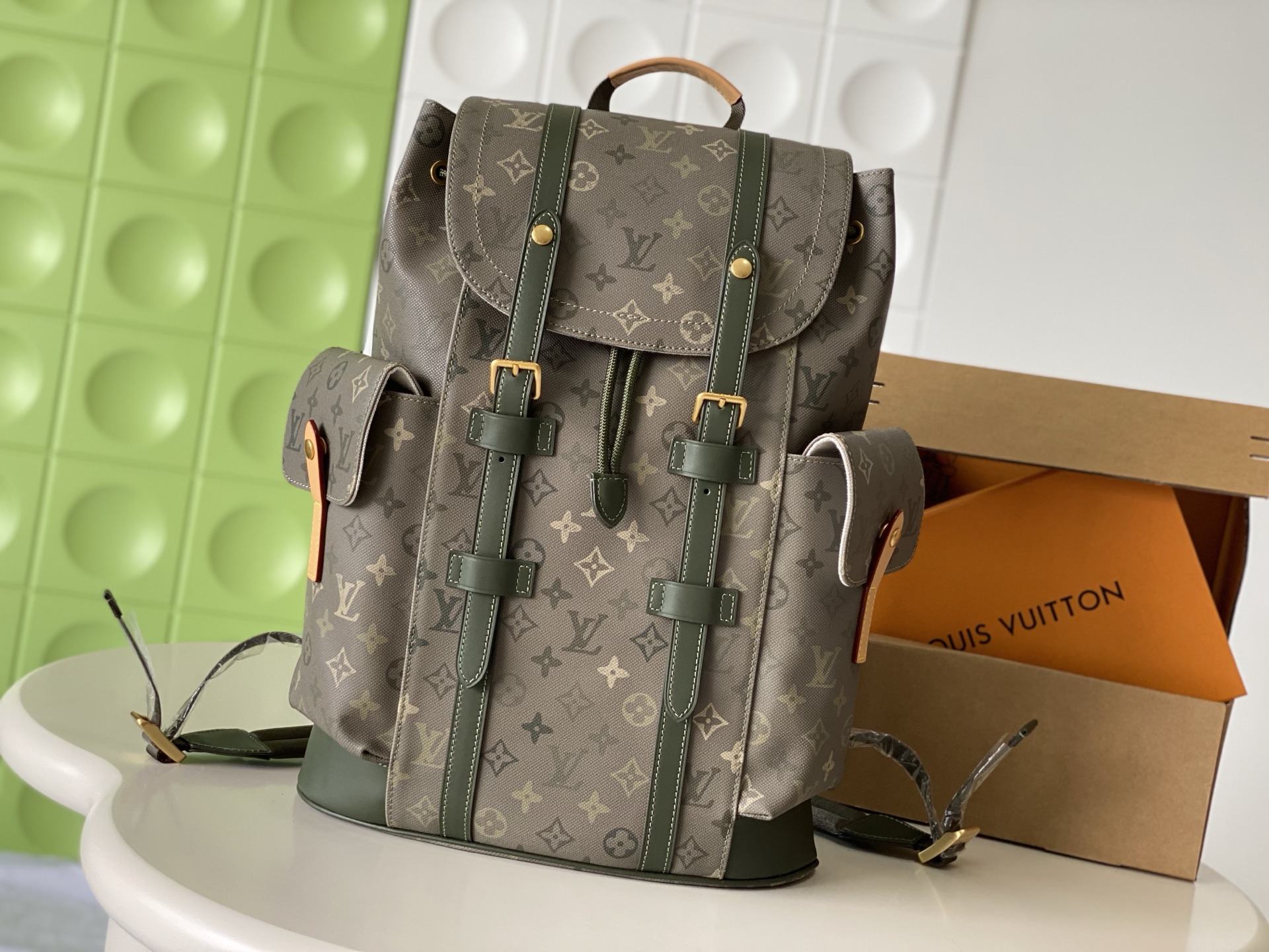 NO:852785,[Top Enhanced Edition] Counter-to-counter 163C01 transcoding chip, genuine development, counter-to-version first-layer leather, model number M27080 military green, 'Christopher MM' using Monogram Service canvas. The Monogram design reinterpreted in camouflage style is particularly eye-catching. Farrell  Williams combines this unique material with leather trim in the same color tone, adding a darker tone. This roomy size is equipped with multiple compartments, including one suitable for tablets. Adjustable shoulder straps provide comfortable use. Size 38*12.5*44cm, LV [top original], louis vuitton19860909【顶级加强版】对柜163C01变码芯片,正品开发,专柜对版头层皮 ,款号M27080军绿色 采用Monogram Service帆布的“Christopher MM”.以迷彩风格重新诠释的Monogram设计尤为引人注目.Farrell Williams将这种独特的材质结合了以同类颜色为基调的皮革修剪,增添了深色调.这款宽敞的尺寸配备了多个隔层,包括适用于平板电脑的隔层在内.可调节的肩带带来舒适的使用体验.尺寸38*12.5*44cm,LV【顶级原单】,louis vuitton,Bag