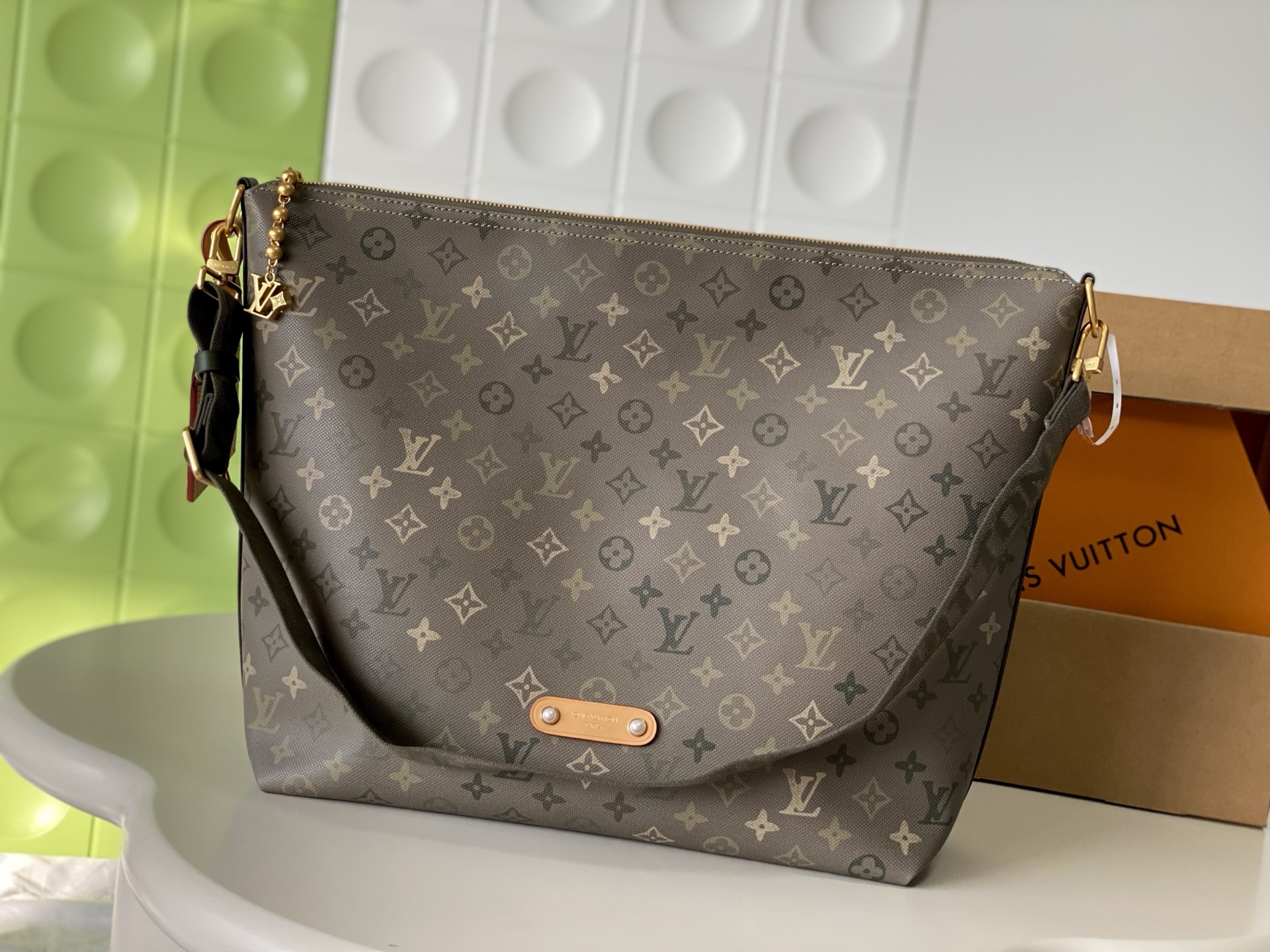 NO:852795,[Top Enhanced Version] Counter-to-counter 163C01 transcoding chip, authentic development, counter-to-version first-layer leather [LV METIS Handbag] M27181 Green This Métis made of Monogram canvas fulfills its commitment with a self-attitude. The Métis handbag focuses on lines and contours. It not only has the versatility required by modern handbags, but also inherits the traditional elegance and charm of Louis Vuitton. The detachable shoulder strap can be used to carry it by hand, by the hand, or on the shoulder.  Size 48x36x12cm, LV [top original order], louis vuitton, louis vuitton19860909【顶级加强版】对柜163C01变码芯片,正品开发,专柜对版头层皮【LV METIS 手袋】M27181绿色 本款 Monogram 帆布打造的 Métis 以自我态度实践承诺. Métis 手袋着重线条与轮廓,它既具备了现代手袋所需的多功能性,又继承了路易威登传统的优雅迷人. 可脱卸肩带,可以用来手提、手挽或是肩背. 尺寸48x36x12cm,LV【顶级原单】,louis vuitton,louis vuitton,Bag