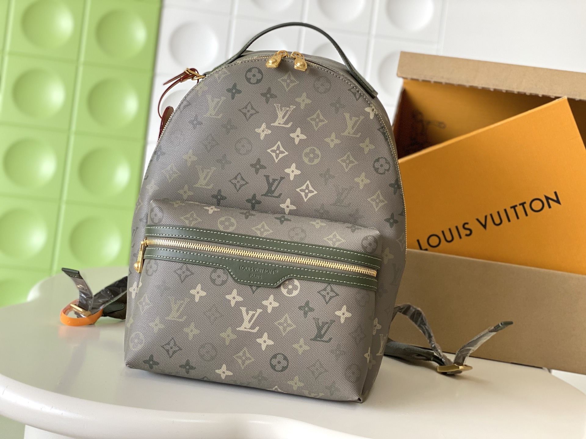 NO:894734,[Top Enhanced Edition] Counter 163C01 transcoding chip, genuine development, retro hardware, [Discovery Backpack] M29769 Army Green This Discovery hx backpack is made of coated canvas with Monogram pattern, and its main body is khaki green. It has a front zipper pocket for quick access to frequently used items; there are also two open side pockets, a sturdy handle and two comfortable shoulder straps, providing a variety of carrying methods. Size 30x  40 x 20.,LV【Top Original Order】,louis vuitton19860909【顶级加强版】专柜163C01变码芯片,正品开发,复古五金,【Discovery 双肩包】M29769 军绿色 本款 Discovery hx双肩包带有 Monogram 图案的涂层帆布制成,其主体为卡其绿色.它设有前部拉链口袋,方便快速取用常用物品；还有两个敞开的侧口袋、一个坚固的提手以及两条舒适的肩带,提供了多种携带方式. 尺寸 30x 40 x 20.,LV【顶级原单】,louis vuitton,Bag