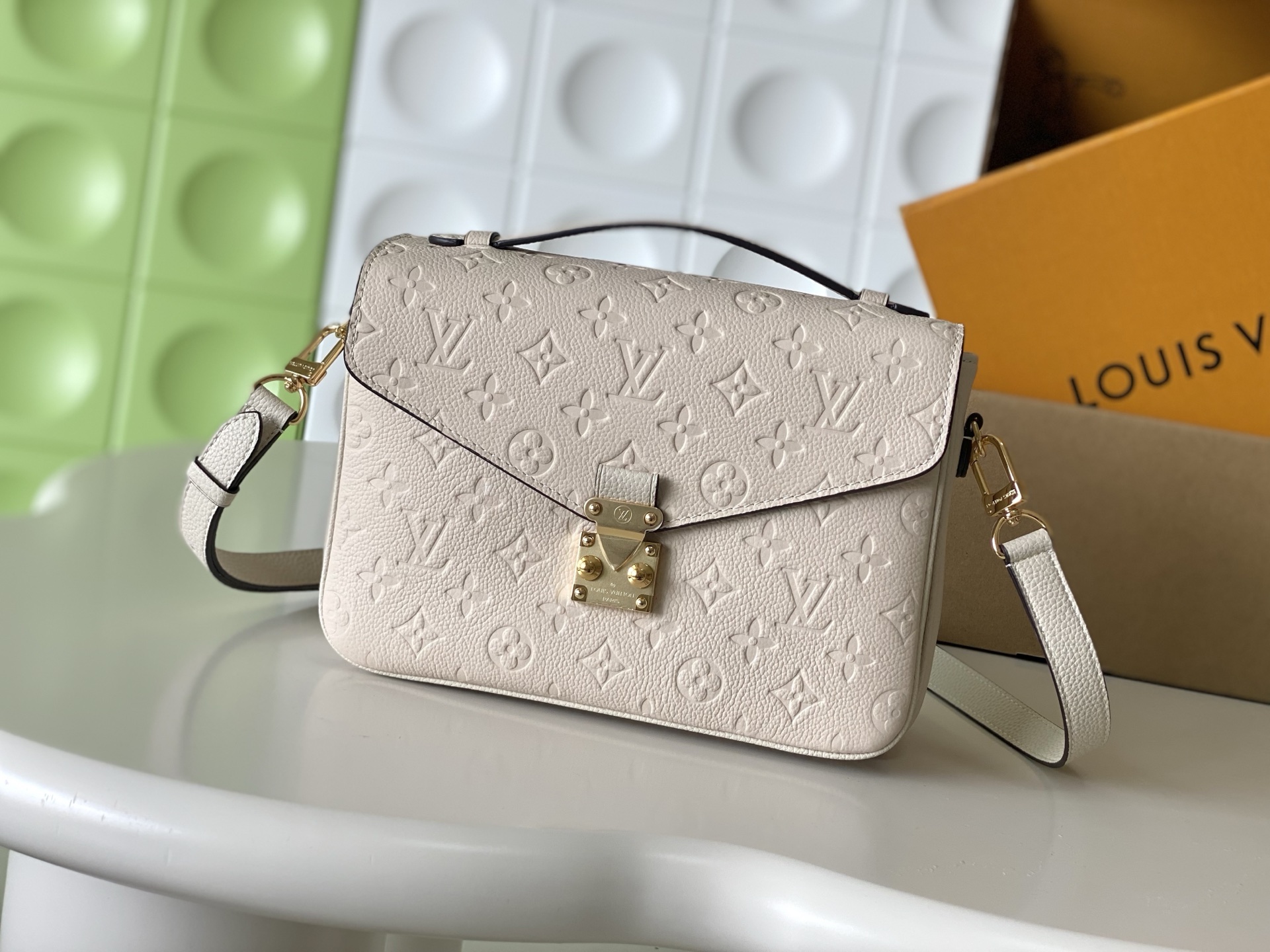 NO:894741,[Top-grade enhanced version] Counter 163C01 transcoding chip, genuine development, steel-locked steel pull tag, first-layer cowhide model M46652 rice white messenger bag, M41487 messenger, [first-layer cowhide embossed] This Pochette Métis handbag is made of flexible Monogram Empreinte leather to condense the classic silhouette, with S-lock  The lock closure pays homage to the brand's traditional hard cases. The generous construction is equipped with a top handle and a detachable shoulder strap, suitable for shoulder or cross-body wear. 25.0 x 19.0 x 7.0 cm (length x height x width), LV [top quality original], louis vuitton, cowhide19860909【顶级加强版】专柜163C01变码芯片,正品开发,钢锁钢拉牌,头层牛皮 型号M46652米白邮差包,M41487邮差,【头层牛皮压花】本款 Pochette Métis 手袋选用柔韧 Monogram Empreinte 皮革浓缩经典轮廓,以 S-lock 锁扣开合致意品牌传统硬箱.充裕构型配有顶部手柄和可拆卸肩带,肩背或斜挎皆宜. 25.0 x 19.0 x 7.0 厘米 (长 x 高 x 宽),LV【顶级原单】,louis vuitton,cowhide,Bag
