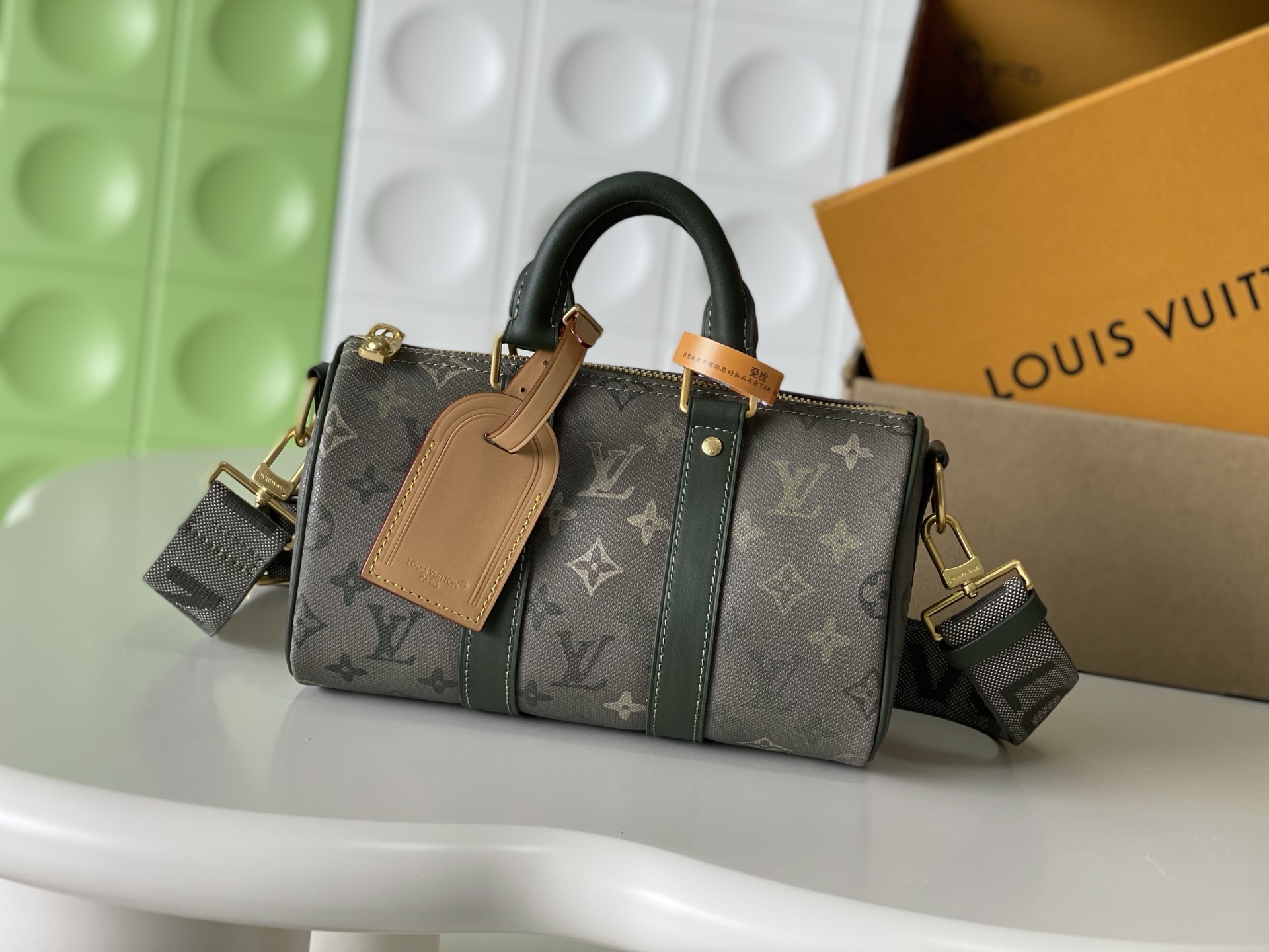 NO:894737,[Top Enhanced Version] Cabinet 163C01 transcoding chip, genuine development, retro hardware, model number M26930 This Keepall Bandoulière 25 handbag is made of Monogram Surplus coated canvas rendered in military tones and embellished with irregular Monogram prints to create a camouflage look. The aged-effect zipper tightens the main compartment. The top handle and the detachable and adjustable wide fabric shoulder strap provide shoulder, cross-body or hand-carry options. 25 x 15  x 11 (cm) ((length x height x width), LV [top quality original order], louis vuitton19860909【顶级加强版】对柜163C01变码芯片,正品开发,复古五金, 型号M26930 本款 Keepall Bandoulière 25 手袋为 Monogram Surplus 涂层帆布渲染军旅色调并点缀不规则 Monogram 印花,营造迷彩观感.做旧效果拉链束紧主隔层.顶部手柄与可拆卸并调节的宽幅织物肩带提供肩背、斜跨或手提选择.25 x 15 x 11 (厘米) ((长 x 高 x 宽),LV【顶级原单】,louis vuitton,Bag