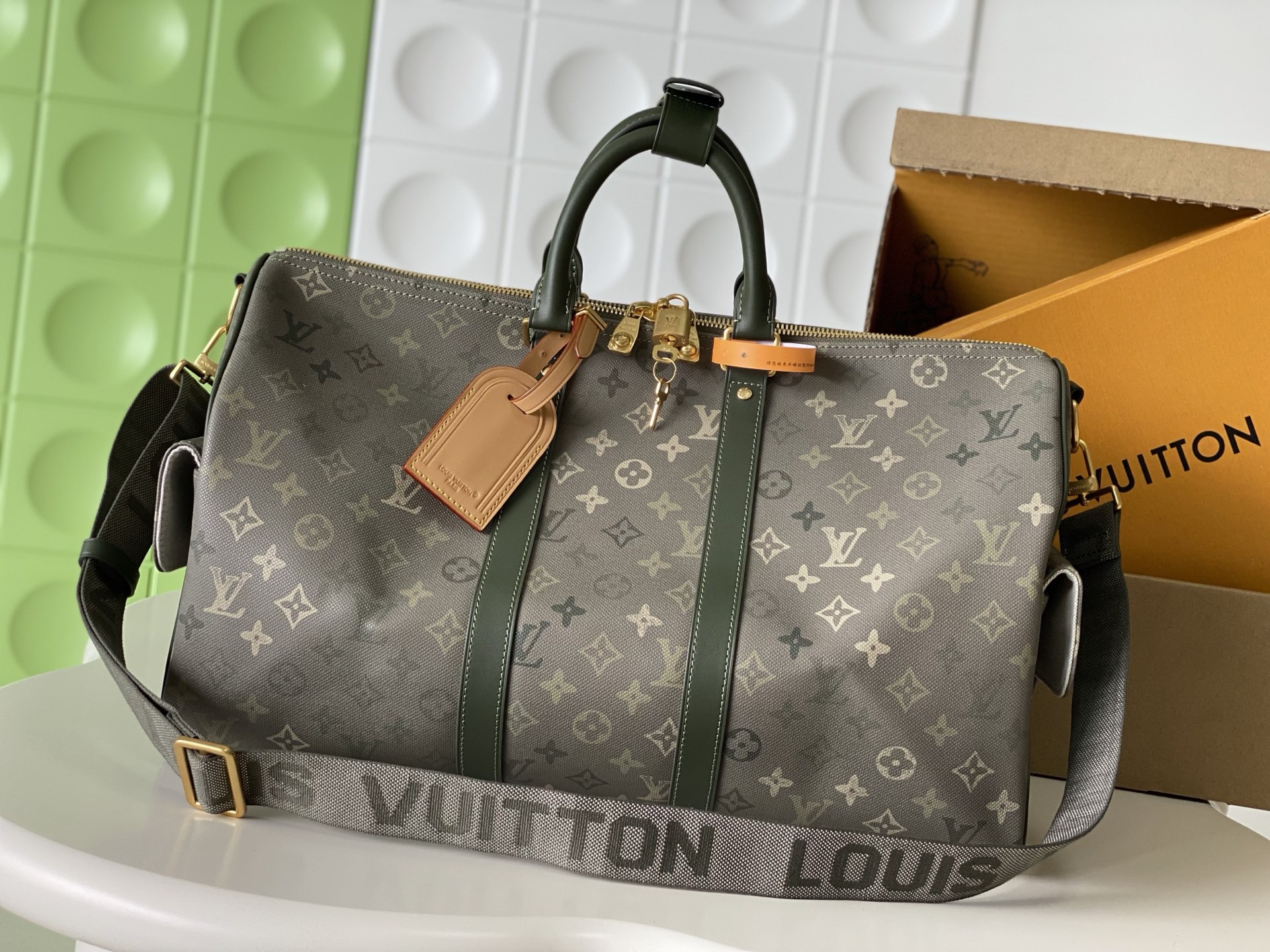 NO:894729,[Top Enhanced Version] Cabinet 163C01 transcoding chip, genuine development, antique bronze hardware, model M29158 green [KEELL BANDOULIRE 45 travel bag] military green silk screen This Keell Bandoulière 45 travel bag uses Monogram Surus  Canvas, with a delicate embossing process to create a fabric-like trompe l'oeil effect. The same material outlines the cowhide trim and leather nameplate, and the unique colors and pockets on both sides add exquisite details. Dimensions 45 x 27 x 20 cm (length x height x width), LV [top original order], louis vuitton, cowhide19860909【顶级加强版】对柜163C01变码芯片,正品开发,古铜复古五金, 型号M29158绿色【KEELL BANDOULIRE 45 旅行袋】 军绿色丝印 本款 Keell Bandoulière 45 旅行袋采用 Monogram Surus 帆布,以精巧压纹工艺呈现织物般的错视效果.相同材质勾勒牛皮革饰边和皮革名牌,别致色调和两侧口袋再添考究细节. 尺寸45 x 27 x 20 厘米 (长度 x 高 x 宽),LV【顶级原单】,louis vuitton,cowhide,Bag