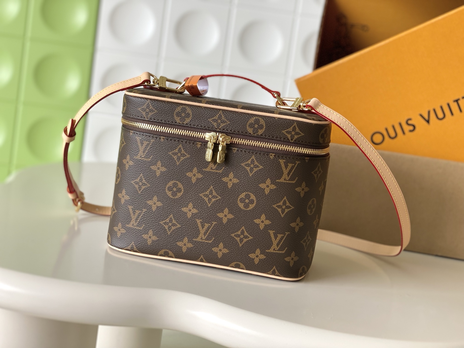 NO:857266,[Top Enhanced Version] Counter-to-counter 163C01 transcoding chip, genuine development, all-steel bronze hardware, counter-to-version first-layer leather [NICE BB Cosmetic Bag] M42265 Presbyopia Small is beautiful. Taking the iconic Nice cosmetic bag as the design inspiration, this elegant toilet bag is a personalized choice for carrying basic beauty supplies. The hidden zipper bag on the inside of the flap can store especially valuable personal items. Size 24.0 x  18.0 x 14.5 cm, LV [top quality original order], louis vuitton, cosmetic bags & cases19860909【顶级加强版】对柜163C01变码芯片,正品开发,全钢古铜五金,专柜对版头层皮【NICE BB 化妆包】M42265 老花 小即是美.以标志性的Nice化妆包为设计灵感来源,此款优雅的盥洗包是携带基本美容用品的个性之选.翻盖内侧的隐藏式拉链袋可存放尤其贵重的私人物品.尺寸24.0 x 18.0 x 14.5 厘米,LV【顶级原单】,louis vuitton,cosmetic bags & cases,Bag