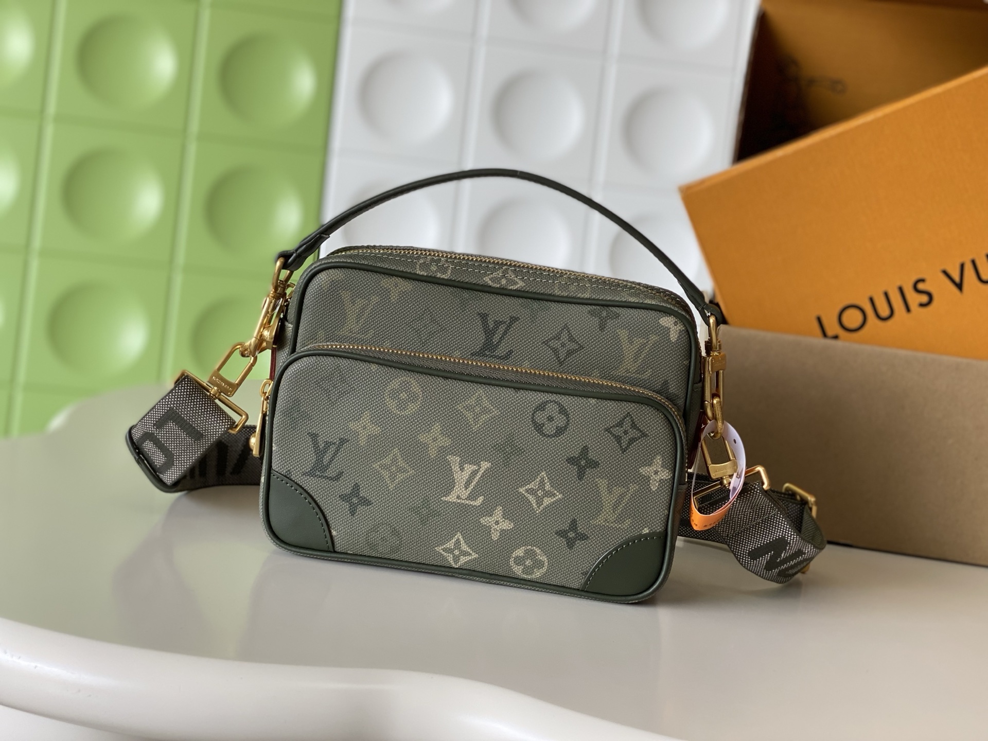 NO:894730,[Top Enhanced Version] All-steel hardware chain, matching counter, 163C01 transcoding chip, genuine development, original calfskin, model M27095 military green. This retro-style Neil crossbody bag is made of coated canvas with Monogram pattern. Its main body is khaki green and covered with irregular Monogram.  Pattern. Gold-toned hardware and a small amount of tan leather add texture to the design. The bag comes with a removable top handle and a wide adjustable shoulder strap, allowing it to adapt to a variety of wear needs. Dimensions 25x 17.5x 11 cm (length x height x width), LV [top quality original], louis vuitton, satchels, crossbody bags, cowhide, gold plating19860909【顶级加强版】全钢五金链条,对版专柜,163C01变码芯片,正品开发,原厂小牛皮, 型号M27095 军绿色这款复古风格的尼尔斜挎包采用的是带有 Monogram 图案的涂层帆布制成,其主体为卡其绿色,上面覆盖着不规则的 Monogram 图案.镀金色调的五金配件和少量的棕褐色皮革增添了设计的质感.该包配有可拆卸的顶部提手和一条宽大的可调节肩带,使其能够适应多种穿搭需求. 尺寸 25x 17.5x 11 厘米(长 x 高 x 宽),LV【顶级原单】,louis vuitton,satchels,crossbody bags,cowhide,gold plating,Bag