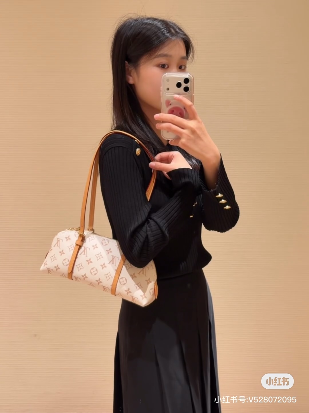 NO:857334,[Top Enhanced Edition] Counter-matched 163C01 transcoding chip, authentic development, counter-matched leather, model M28953 presbyopia M2A457 white flower top original single LV Spring and Summer 2026 | A modern feast that travels through time and space This season, a dream show is built at the summer residence of Queen Anne in the Louvre Museum in Paris, bringing together the Hollywood glamor of the 1940s  Injecting contemporary design. The opening look appeared in an ethereal manner, with a silk and linen blended robe flowing like water, with draped pleats outlining the lazy body line; the avant-garde temperament performed by brand ambassador Hoyeon was throughout the show. The classic Speedy handbag was draped in a silk coat, and the new Cosmetic makeup bag made a stunning appearance with geometric cuts. The entire series, in the poetic narration of Cate Blanchett, seemed to lead the audience to a private salon in the golden age.  29x8.5x15,LV [top original order], louis vuitton, gold19860909【顶级加强版】对柜163C01变码芯片,正品开发,专柜对版皮料, 型号M28953老花 M2A457白花顶级原单 LV 2026春夏｜穿越时空的摩登盛宴 本季在巴黎卢浮宫安妮王后夏季寓所构筑梦幻秀场,将1940年代好莱坞 glamour 注入当代设计.开场造型以空灵之姿登场,丝麻混纺长袍如水波流淌,垂坠褶皱勾勒慵懒身线；品牌大使Hoyeon演绎的前卫气质贯穿全场,经典Speedy手袋披上丝绸外衣,全新Cosmetic彩妆包以几何切割惊艳亮相.整个系列在Cate Blanchett的诗歌旁白中,仿佛带领观众穿越至黄金时代的私人沙龙. 29x8.5x15,LV【顶级原单】,louis vuitton,gold,Bag