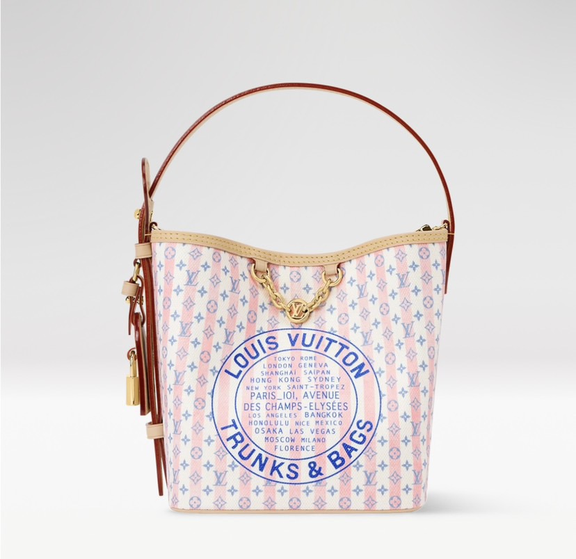 NO:880343,, model M29115 new striped bucket bag. This LV Stamp series All In BB handbag is reinterpreted with a mini Monogram pattern. The fashion style is in line with the upcoming warm season. It pays tribute to the brand's classic box-making heritage. The canvas bag body is supplemented by leather trim, decorated with an iconic address plate and a delicate padlock, and complements the chain embellished with the LV Circle logo. It has a unique floral lining, and the detachable zipper inner bag can be used as a separate accessory.  This collection of masterpieces comes with exclusive packaging, imbued with the charming style of the Côte d'Azur. It comes with limited charms and the brand's iconic beach hut handbag, allowing you to enjoy the leisurely fun of midsummer. Size 16 x 18 x 12 cm (length x height x width), LV [top quality original order], louis vuitton19860909,型号M29115新款条纹水桶包 本款 LV Stamp 系列 All In BB 手袋以迷你Monogram 图案焕新诠释,时尚格调契合即将到来的温煦季节.致敬品牌经典制箱工艺传承,帆布包身辅以皮革饰边,饰有标志性地址牌与精巧挂锁,与点缀 LV Circle 标识的链条相映成趣.采用独具一格的花卉内衬,可拆卸拉链内袋可单独作为配饰. 本系列臻作搭配专属包装,浸染蔚蓝海岸的迷人风情,随附限定挂饰与品牌标志性海滩小屋手袋,尽揽盛夏悠然意趣.尺寸16 x 18 x 12 厘米 (长度 x 高 x 宽),LV【顶级原单】,louis vuitton,Bag
