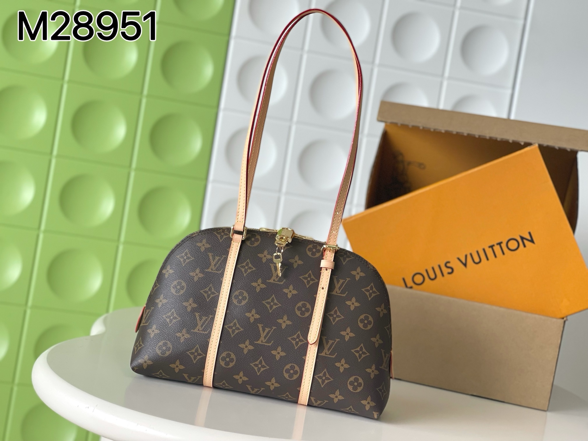 NO:894739,, [Top Enhanced Version] Counter-matched 163C01 transcoding chip, authentic development, counter-matched leather, model number M28951. This Squire handbag pays tribute to the predecessor of the Alma handbag born in 1934. It is made of Monogram canvas and cow leather trim to create an urban commuting choice. The right size can store tablet computers and other daily needs, and the dazzling padlocks and other metal parts recall the brand's traditional hard box elements. 30 x 20 x  10 cm (length x height x width), LV [top quality original order], louis vuitton, cowhide19860909,【顶级加强版】对柜163C01变码芯片,正品开发,专柜对版皮料 ,型号M28951 本款 Squire 手袋致敬 1934 年诞生的 Alma 手袋前身,以 Monogram 帆布和牛皮革饰边打造都市通勤之选.恰宜尺寸可收纳平板电脑和其他日常所需,耀目挂锁等金属件回溯品牌传统硬箱元素. 30 x 20 x 10 厘米 (长度 x 高 x 宽),LV【顶级原单】,louis vuitton,cowhide,Bag