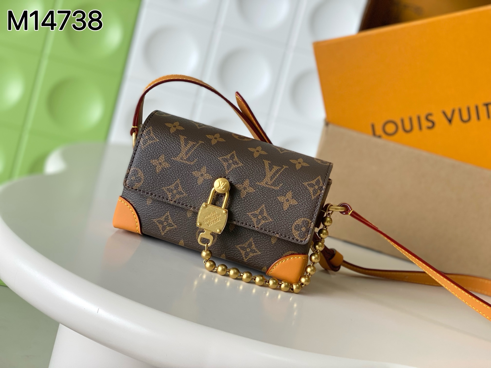 NO:941094,[Top Enhanced Edition] Counter-matched 163C01 transcoding chip, authentic development, counter-matched leather, model number M14738. This Steamer mini handbag is made of Monogram canvas, with distressed cow leather trim and dazzling metal parts. The new square lock buckle back is Pharrell Williams’ iconic Damier pattern, the exquisite key is connected to the exquisite bead chain, and the adjustable shoulder strap allows for shoulder and cross-body carry. Size 18 × 11 × 6.5  cm, LV [top original order], louis vuitton, cowhide19860909【顶级加强版】对柜163C01变码芯片,正品开发,专柜对版皮料 ,型号M14738 本款Steamer迷你手袋取材Monogram帆布,搭配做旧牛皮革饰边和耀目金属件.崭新方形锁扣回Pharrell Williams的标志性Damier图案,精巧钥匙衔接工致珠链,可调节肩带实现肩背和斜挎.尺寸18 × 11 × 6.5 cm,LV【顶级原单】,louis vuitton,cowhide,Bag