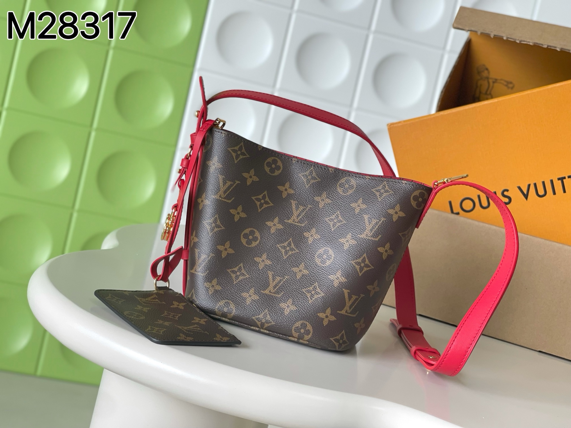 NO:880312,, [Top Enhanced Version] Counter-matched 163C01 transcoding chip, genuine development, counter-matched leather, model M28317, this All In BB handbag comes from the Lunar New Year series, Monogram  Canvas with bright lining and leather trim. Classic construction with chic padlock and removable zippered interior pocket, suitable for cross-body, shoulder or hand carry by top handle. Monogram pattern - coated canvas - cow leather trim - fabric lining - metal hardware - magnetic buckle and hook closure - removable zipper bag - removable name tag and padlock - storage for a 6.7-inch smart phone, Victorine wallet and keys - shoulder strap is non-detachable and adjustable!  !  Size: 16x18x12CM, LV [top original order], louis vuitton, cowhide19860909,【顶级加强版】对柜163C01变码芯片,正品开发,专柜对版皮料,型号M28317,本款All In BB手袋出自 Lunar New Year 系列,为Monogram 帆布搭配亮丽内衬和皮革饰边.经典构型配有别致挂锁和可拆卸拉链内袋,斜挎、肩背或利用顶部手柄手提皆宜.Monogram图案一涂层帆布一牛皮革饰边一织物内衬一金属件一磁扣和钩扣开合一可拆卸拉链袋一可拆卸名牌与挂锁一可收纳6.7寸智能、、Victorine 钱夹和钥匙一肩带不可拆卸,可调节！！尺寸:16x18x12CM,LV【顶级原单】,louis vuitton,cowhide,Bag