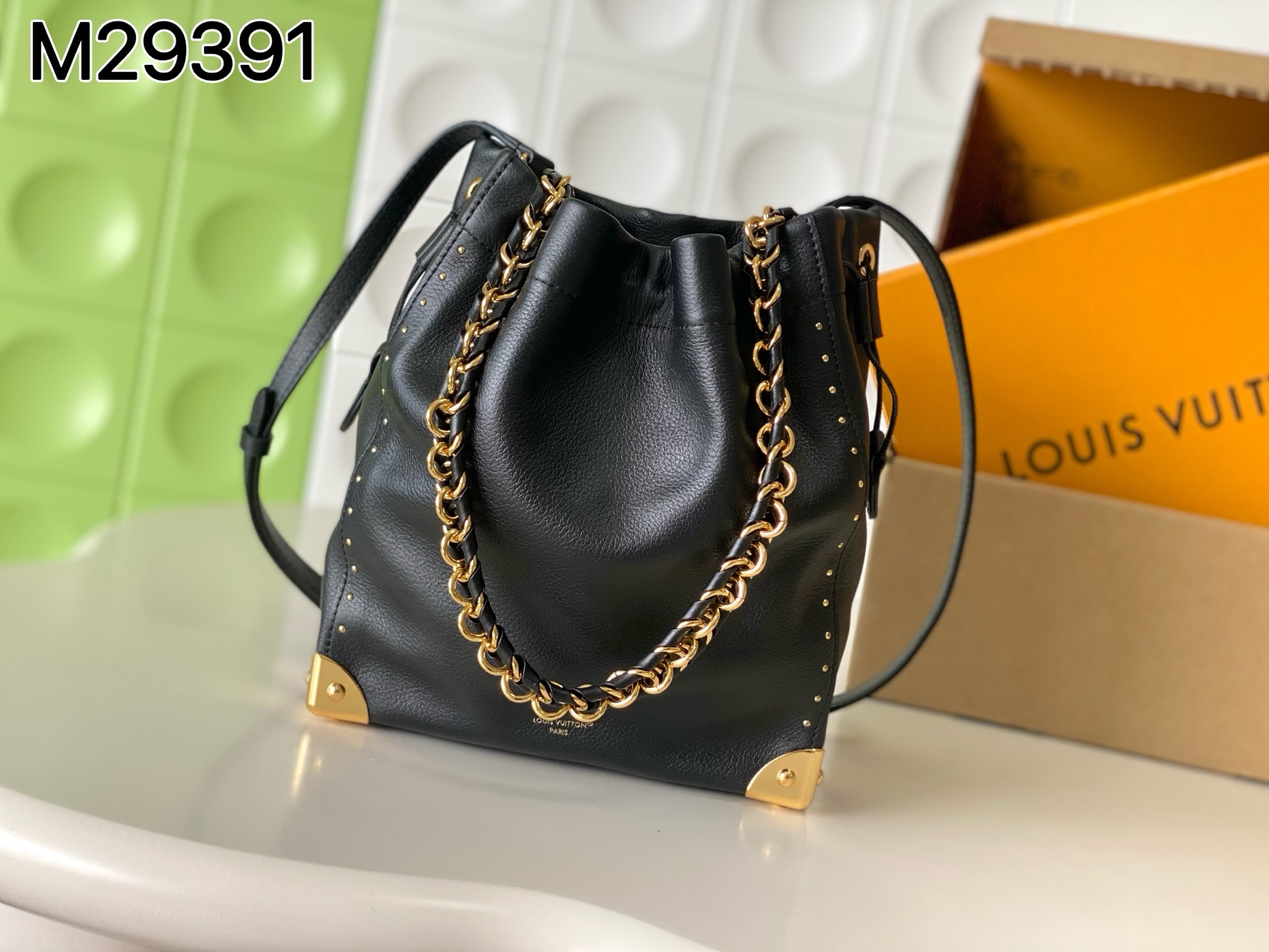 NO:880323,[Top Enhanced Version] Counter-matched 163C01 transcoding chip, genuine development, all-steel hardware, counter-matched leather, M29131 brown full leather rivet bucket bag NO TRUNK bucket handbag m29131 brown m29391 black (rivet) this style Noé Trunk  The handbag is constructed of cow leather and has a bucket bag silhouette, with hard-box style corners and detachable braided chains and other metal parts, recalling the brand's travel heritage. The drawstring closure can properly store valuables. Size 23 x 27 x 8 cm, LV [top original order], louis vuitton, cowhide19860909【顶级加强版】对柜163C01变码芯片,正品开发,全钢五金,专柜对版皮料, M29131棕色 全皮柳钉水桶包 NO TRUNK 水桶 手袋 m29131 棕色 m29391 黑色（铆钉）本款 Noé Trunk 手袋以牛皮革构筑水桶包廓形,搭配硬箱风格包角和可拆卸编织链条等金属件,回溯品牌旅行传承.抽绳开合可妥善收纳贵重物品.尺寸23 x 27 x 8 厘米,LV【顶级原单】,louis vuitton,cowhide,Bag