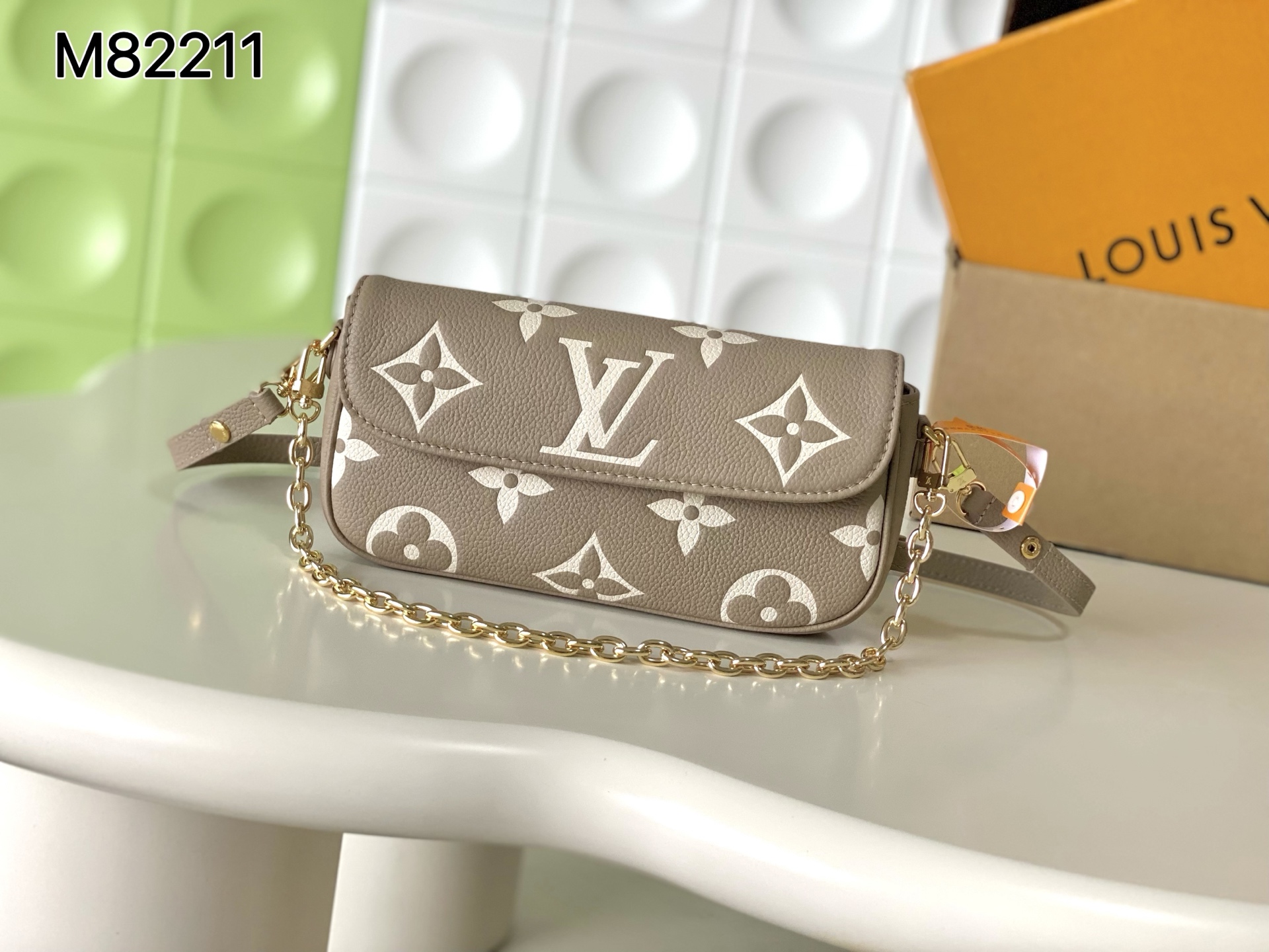 NO:880401,[Top Enhanced Version] Counter-matched 163C01 transcoding chip, genuine development, counter-matched original leather, M82211 elephant gray, this Wallet On Chain Ivy handbag is Monogram Empreinte grain leather with large Monogram imprint  Pattern, with a close-fitting configuration, you can easily control day and night occasions. The magnetic buckle flap opens up to provide ample space to easily store your daily needs. The chain and adjustable leather shoulder strap are detachable, providing a variety of carrying methods. Can store a 6.7-inch smart phone, Romy card holder, sunglasses, keys 23.5 x 12.0 x 4.3 cm (length x height x width), LV [Top Original Order], louis vuitton19860909【顶级加强版】对柜163C01变码芯片,正品开发,专柜对版原厂皮,M82211大象灰,本款 Wallet On Chain Ivy 手袋为 Monogram Empreinte 粒面皮革压印大号 Monogram 图案,以贴身构型轻松驾驭昼夜场合.磁扣翻盖开启充裕空间,轻松收纳日常所需.宛如的链条和可调节皮革肩带均可拆卸,提供多种背携方式.可收纳 6.7 寸智能、Romy 卡夹、太阳、、钥匙 23.5 x 12.0 x 4.3 厘米 (长 x 高 x 宽),LV【顶级原单】,louis vuitton,Bag