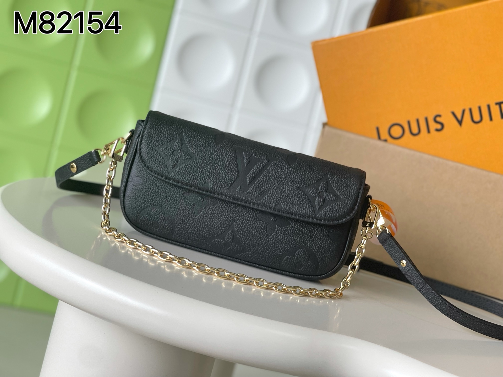NO:880405,[Top Enhanced Version] Counter-matched 163C01 transcoding chip, genuine development, counter-matched original leather, M82154 black, this Wallet On Chain Ivy handbag is made of Monogram Empreinte grain leather with a large Monogram pattern, and can be easily controlled in day and night situations with a close-fitting configuration. The magnetic buckle flap opens to provide ample space to easily store daily needs. The chain and adjustable leather shoulder straps are detachable, providing a variety of carrying methods. It can be stored  6.7-inch smart phone, Romy card holder, sun, key 23.5 x 12.0 x 4.3 cm (length x height x width), LV [top quality original order], louis vuitton19860909【顶级加强版】对柜163C01变码芯片,正品开发,专柜对版原厂皮,M82154黑,本款 Wallet On Chain Ivy 手袋为 Monogram Empreinte 粒面皮革压印大号 Monogram 图案,以贴身构型轻松驾驭昼夜场合.磁扣翻盖开启充裕空间,轻松收纳日常所需.宛如的链条和可调节皮革肩带均可拆卸,提供多种背携方式.可收纳 6.7 寸智能、Romy 卡夹、太阳、、钥匙 23.5 x 12.0 x 4.3 厘米 (长 x 高 x 宽),LV【顶级原单】,louis vuitton,Bag