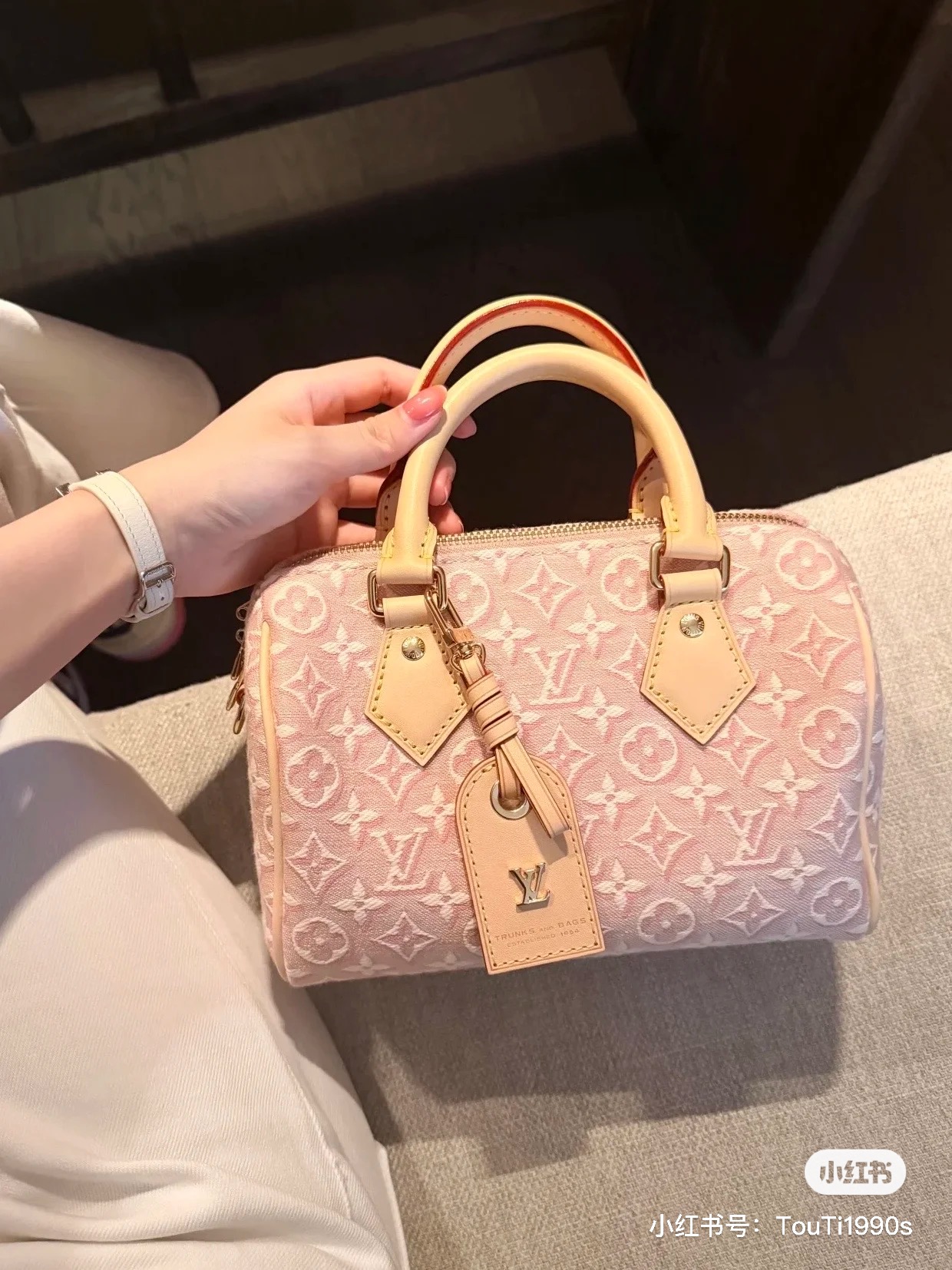 NO:894738,, [Top Enhanced Version] Counter-matching 163C01 transcoding chip, genuine development, counter-matching pattern, SPEEDY BANDOULIRE 20 handbag model M2A039, this Speedy Bandoulière 20 handbag interprets Monogram Emblème in elegant colors  Logo. The jacquard canvas creates a delicate texture like embroidery, and the leather address plate and Yingze padlock highlight the classic details. The compact structure can store accompanying items, and the cotton lining is embellished with exclusive Louis Vuitton labels. Size 20.5*13.5*12, LV [top original order], louis vuitton, louis vuitton19860909,【顶级加强版】对柜163C01变码芯片 ,正品开发,专柜对版花料, SPEEDY BANDOULIRE 20 手袋 型号M2A039,本款 Speedy Bandoulière 20 手袋以典雅色彩演绎 Monogram Emblème 标识.提花帆布构筑刺绣般细腻质感,皮革地址牌与莹泽挂锁点亮经典细节.小巧构型可收纳随行物品,棉质内衬缀饰专属路易威登标签. 尺寸20.5*13.5*12,LV【顶级原单】,louis vuitton,louis vuitton,Bag