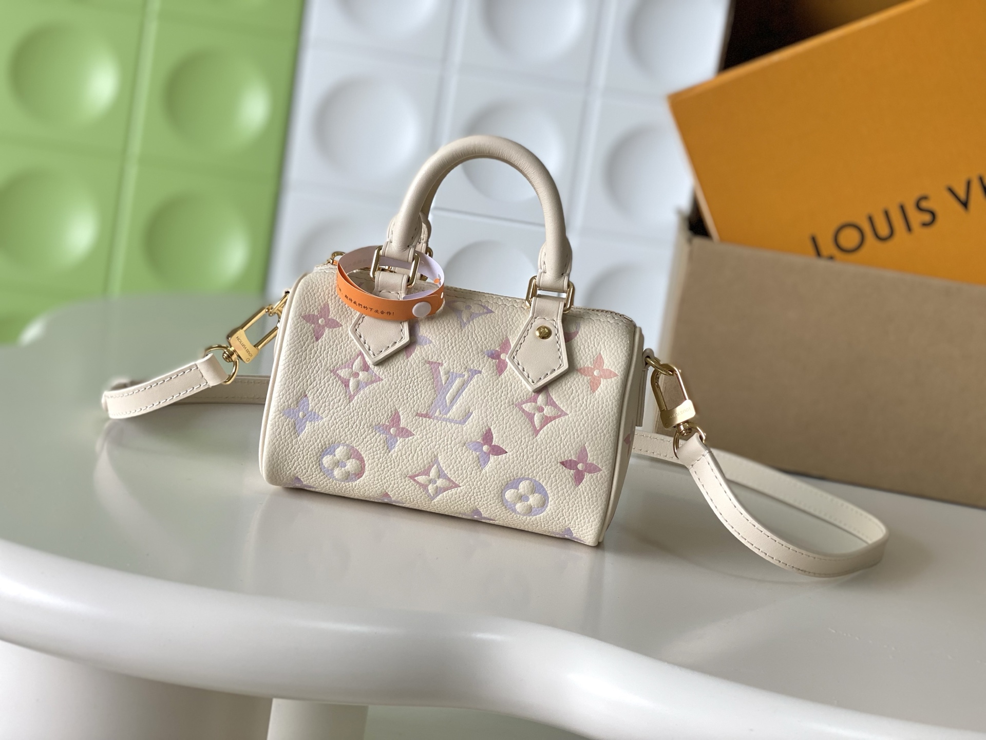 NO:894728,, [Top Enhanced Version] Counter-matched 163C01 transcoding chip, genuine development, counter-matched leather, model M25591 mini gradient pillow bag, this Nano Speedy handbag is dipped in elegant and dreamy colors in the new season, which can easily brighten up various styles. Classic Monogram Empreinte  The leather bag is matched with metal parts, and the ample interior can accommodate daily needs such as short wallets. The detachable shoulder strap allows for a variety of carrying methods. Embossed grained cow leather, one grained cow leather trim, one fabric lining, one metal part, one zipper closure, which can store smart phones, Clea wallets, keys, sunglasses and one shoulder strap that is detachable and adjustable!  Size: 16x10x7.5CM, LV [top original order], louis vuitton, cowhide19860909,【顶级加强版】对柜163C01变码芯片 ,正品开发,专柜对版皮料,型号M25591迷你渐变枕头包,本款 Nano Speedy 手袋于新季浸染淡雅幻梦色彩,可轻松点亮各式造型.经典 Monogram Empreinte 皮革包身搭配金属件,充裕内里可容纳短款钱夹等日常所需,可拆卸肩带实现多种背携方式.压纹粒面牛皮革一粒面牛皮革饰边一织物内衬一金属件一拉链开合一可收纳智能、、Clea 钱夹、钥匙、太阳和一肩带可拆卸,可调节！尺寸:16x10x7.5CM,LV【顶级原单】,louis vuitton,cowhide,Bag