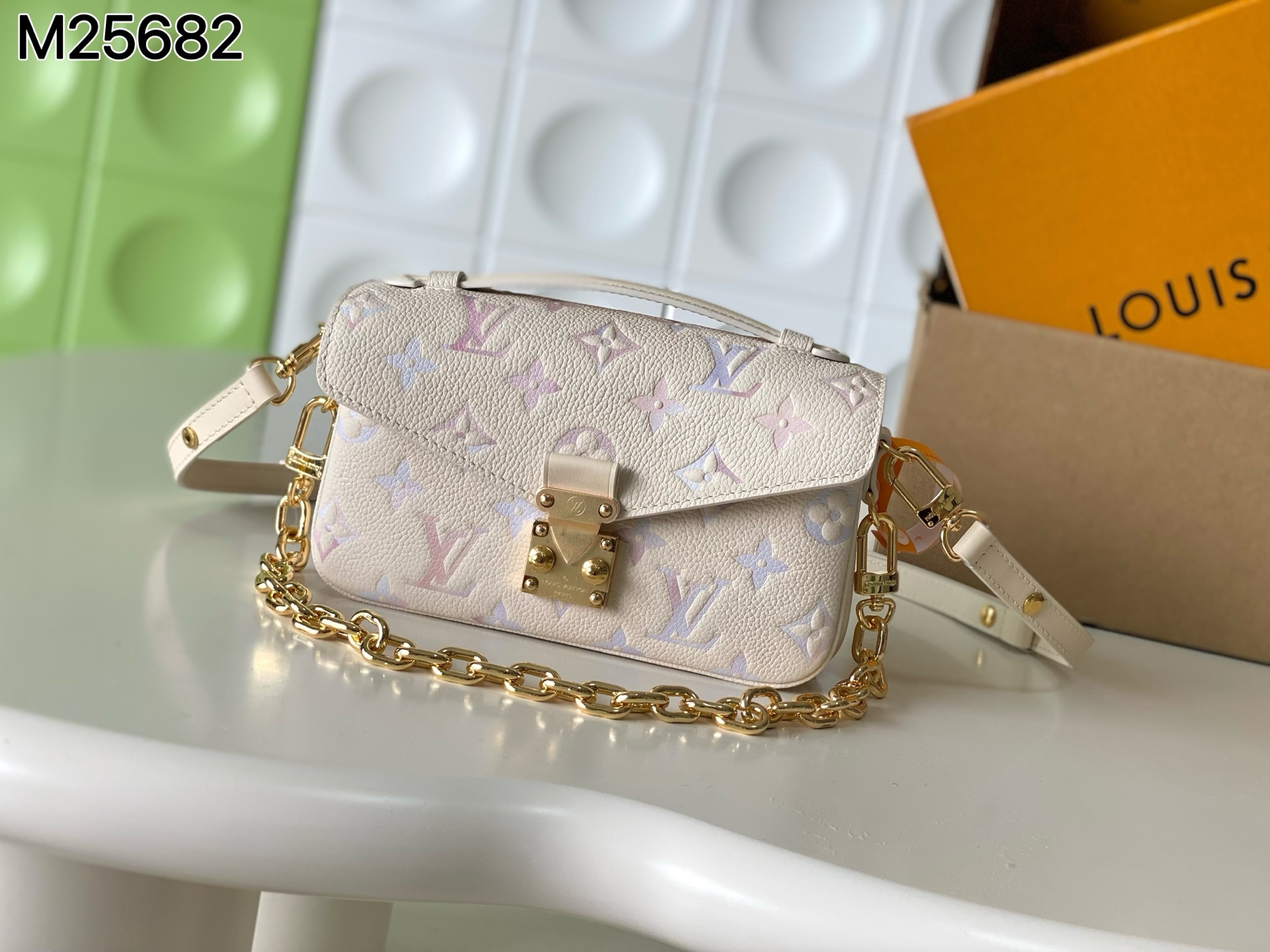 NO:894731,[Top enhanced version] Counter-matched 163C01 transcoding chip, genuine development, counter-matched leather, model number; M46595 color gradient] M25682 This Pochette Métis East West handbag is made of grained cow leather, and then uses digital printing technology to render the classic Monogram pattern with gradient watercolor tones, cleverly highlighting the dreamy theme of the Dream series. Metal parts and S-lock  The lock buckle shines brightly, and the zipper outer pocket and multiple inner pockets can accommodate day and night occasions. 13.5 x 6 x 21.5 cm (height x width x length) Q.870, LV [top original order], louis vuitton, cowhide19860909【顶级加强版】对柜163C01变码芯片 ,正品开发,专柜对版皮料, 型号；M46595彩色渐变】M25682 本款 Pochette Métis East West 手袋取材粒面牛皮革,再以数码印花工艺为经典 Monogram 图案渲染渐变水彩色调,巧妙点明 Dream 系列的梦幻主题.金属件与 S-lock 锁扣闪烁莹润光泽,拉链外袋和多重内袋可容纳昼夜场合所需.13.5 x 6 x 21.5 厘米 (高 x 宽 x 长度) Q.870,LV【顶级原单】,louis vuitton,cowhide,Bag