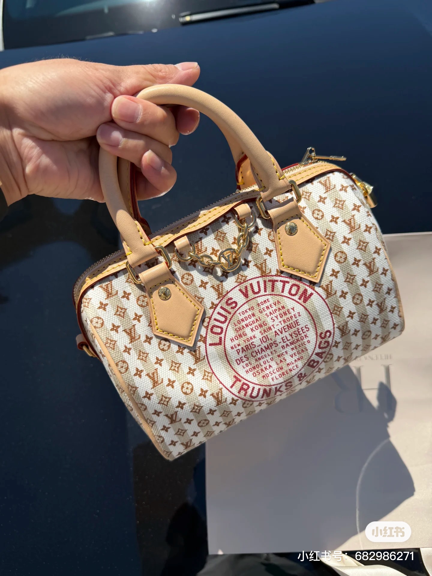 NO:894732,[Top Enhanced Version] Counter-matched 163C01 transcoding chip, genuine development, counter-matched leather, M29459 red, this Stamp series classic Speedy Bandouliere  The 20 handbag adopts a new color, with a striped design and embellished with mini Monogram patterns. The canvas bag is trimmed with cow leather, decorated with iconic padlocks and Cire logo decorations, which complement the chain details. It uses a unique floral lining to create an elegant look for the season. This series of masterpieces comes with exclusive packaging, imbued with the charming style of the Côte d'Azur. It comes with limited charms and the brand's iconic beach hut handbag, which is a limited edition to enjoy the leisurely fun of midsummer!  !  !  Size 20.5X13.5X12 cm, LV [top quality original order], louis vuitton, cowhide19860909【顶级加强版】对柜163C01变码芯片,正品开发,专柜对版皮料, M29459红色,本款 Stamp系列经典Speedy Bandouliere 20手袋演绎新色,采用条纹设计,点缀迷你Monogram图案.帆布包身辅以牛皮革饰边,饰有标志性挂锁与Cire标识装饰,与链条细节相得益彰.采用独具一格的花卉内衬,塑就当季雅致造型.本系列臻作搭配专属包装,浸染蔚蓝海岸的迷人风情,随附限定挂饰与品牌标志性海滩小屋手袋,尽揽盛夏悠然意趣限量呈献！！！尺寸20.5X13.5X12 cm,LV【顶级原单】,louis vuitton,cowhide,Bag