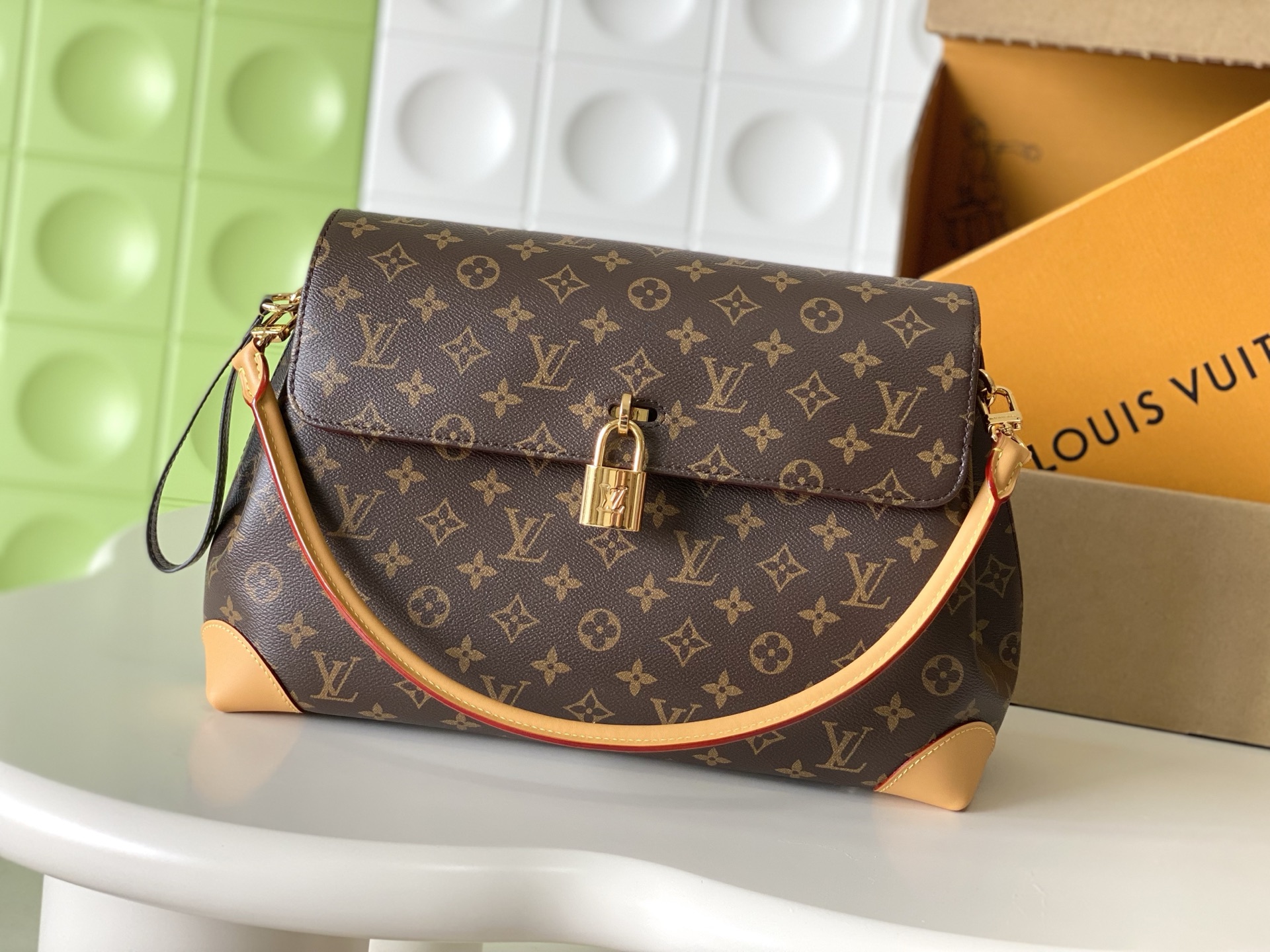 NO:894735,[Top Enhanced Version] 163C01 transcoding chip for the cabinet, genuine development, original leather, model M14473 presbyopia, [HIDE AWAY medium handbag] M14473 This Hide Away handbag is made of Monogram coated canvas, integrating clean lines with the brand tradition, creating an excellent choice for both work and leisure. The metal padlock and Toron handle date back to 1930  The collection style of the era, the hidden inner compartment ensures the safety of valuables. Size: 26 x 18 x 36 cm, LV [Top Original], louis vuitton19860909【顶级加强版】对柜163C01变码芯片,正品开发,原厂皮料,型号M14473老花,【HIDE AWAY 中号手袋】M14473 本款Hide Away 手袋取材 Monogram 涂层帆布,将利落线条与品牌传统融为一体,打造工作休闲两相宜的优良之选.金属挂锁和 Toron 手柄回溯 1930 年代的典藏风格,隐藏式内隔层确保贵重物品安全无虞.尺寸:26 x 18 x 36 厘米,LV【顶级原单】,louis vuitton,Bag