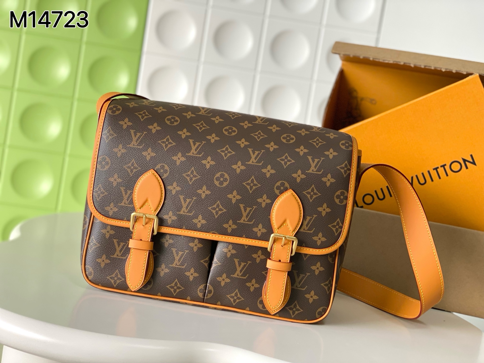 NO:941102,[Top Enhanced Version] Vintage bronze hardware, counter 163C01 transcoding chip, genuine development, counter-matched leather, model M14723, this Satchel messenger bag draws inspiration from the classic Gibecière handbag in the 1990s, and is a Monogram  Canvas with cowhide trim. The flap closure is equipped with a delicate buckle. The chic front pocket and laptop padded inner pocket highlight functional considerations. The retro style can easily brighten up any look. 24 x 12 x 35.5 cm (height x width x length, LV [top quality original], louis vuitton,cowhide19860909【顶级加强版】复古古铜五金,专柜163C01变码芯片,正品开发,专柜对版皮料,型号M14723,本款 Satchel 邮差包向 1990 年代的经典 Gibecière 手袋汲取灵感,为 Monogram 帆布搭配牛皮革饰边.翻盖开合配有精巧搭扣,别致前袋和笔记本电脑加衬内袋彰显功能考量,复古格调可轻松点亮各式造型. 24 x 12 x 35.5 厘米 (高 x 宽 x 长度,LV【顶级原单】,louis vuitton,cowhide,Bag