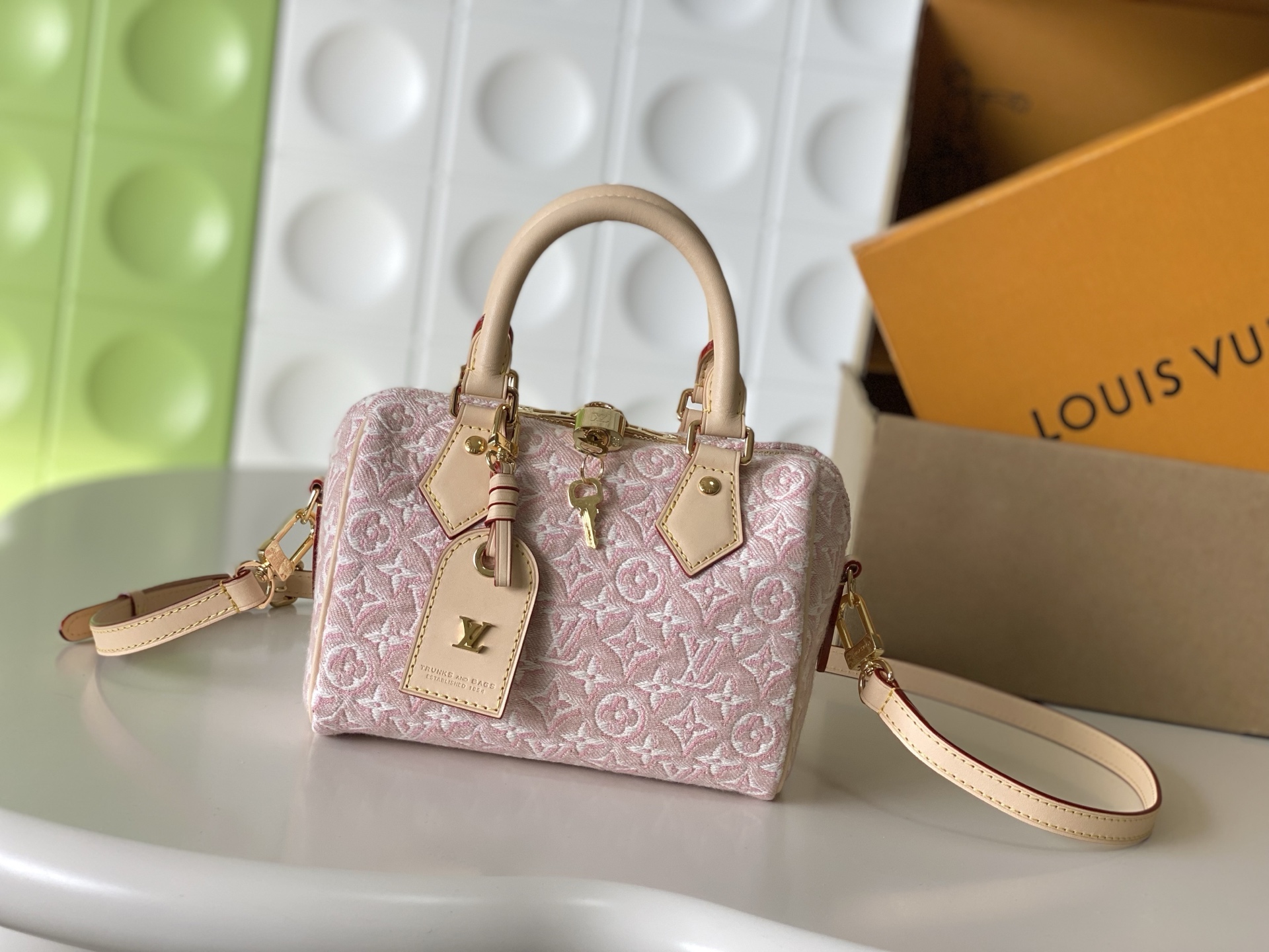 NO:940451,, [Top Enhanced Version] Counter-matching 163C01 transcoding chip, genuine development, counter-matching pattern, SPEEDY BANDOULIRE 20 handbag model M2A039, this Speedy Bandoulière 20 handbag interprets Monogram Emblème in elegant colors  Logo. The jacquard canvas creates a delicate texture like embroidery, and the leather address plate and Yingze padlock highlight the classic details. The compact structure can store accompanying items, and the cotton lining is embellished with exclusive Louis Vuitton labels. Size 20.5*13.5*12, LV [top original order], louis vuitton, louis vuitton19860909,【顶级加强版】对柜163C01变码芯片 ,正品开发,专柜对版花料, SPEEDY BANDOULIRE 20 手袋 型号M2A039,本款 Speedy Bandoulière 20 手袋以典雅色彩演绎 Monogram Emblème 标识.提花帆布构筑刺绣般细腻质感,皮革地址牌与莹泽挂锁点亮经典细节.小巧构型可收纳随行物品,棉质内衬缀饰专属路易威登标签. 尺寸20.5*13.5*12,LV【顶级原单】,louis vuitton,louis vuitton,Bag