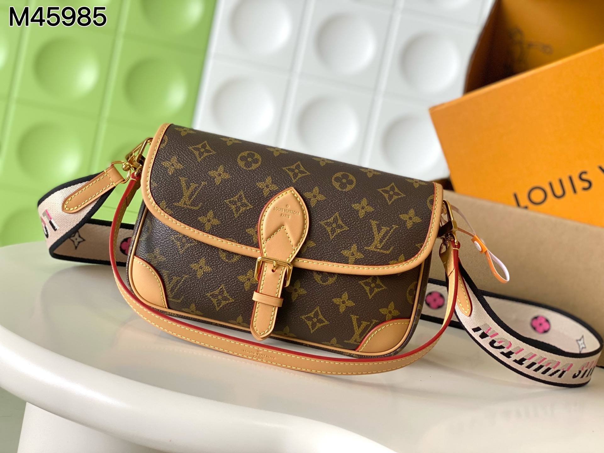 NO:940151,[Top Enhanced Version] All steel hardware, 163C01 transcoding chip, genuine development, counter-matched leather, model M45985 presbyopia [DIANE baguette handbag] This DIANE handbag is equipped with a leather shoulder strap (can be carried under the armpit) and an embroidered shoulder strap (can be carried across the shoulder), both of which are detachable  The capacity is enough for daily use and can be used to hold the largest mobile phone without any pressure. The belt-style buckle is a decoration and is actually a magnet. It is quite convenient to open and close. There is a compartment in the middle, which is convenient for organizing things. There is also a zipper area where you can put some valuables. The size is 25.0 × 9.0 × 15.0 CM, LV [top original order], louis vuitton19860909【顶级加强版】全钢五金,163C01变码芯片,正品开发,专柜对版皮料,型号M45985老花【DIANE 法棍手袋】此款 DIANE 手袋配有一根皮肩带(可腋下背)一根刺绣肩带(可肩背斜跨)都可以拆卸 容量日常足够用装最大号手机毫无压力,皮带式的扣扣是装饰其实是磁铁开合还算比较方便~中间有隔层,方便整理东西 还有个拉链区 可以放些贵重物品,尺寸 25.0 × 9.0 × 15.0 CM,LV【顶级原单】,louis vuitton,Bag