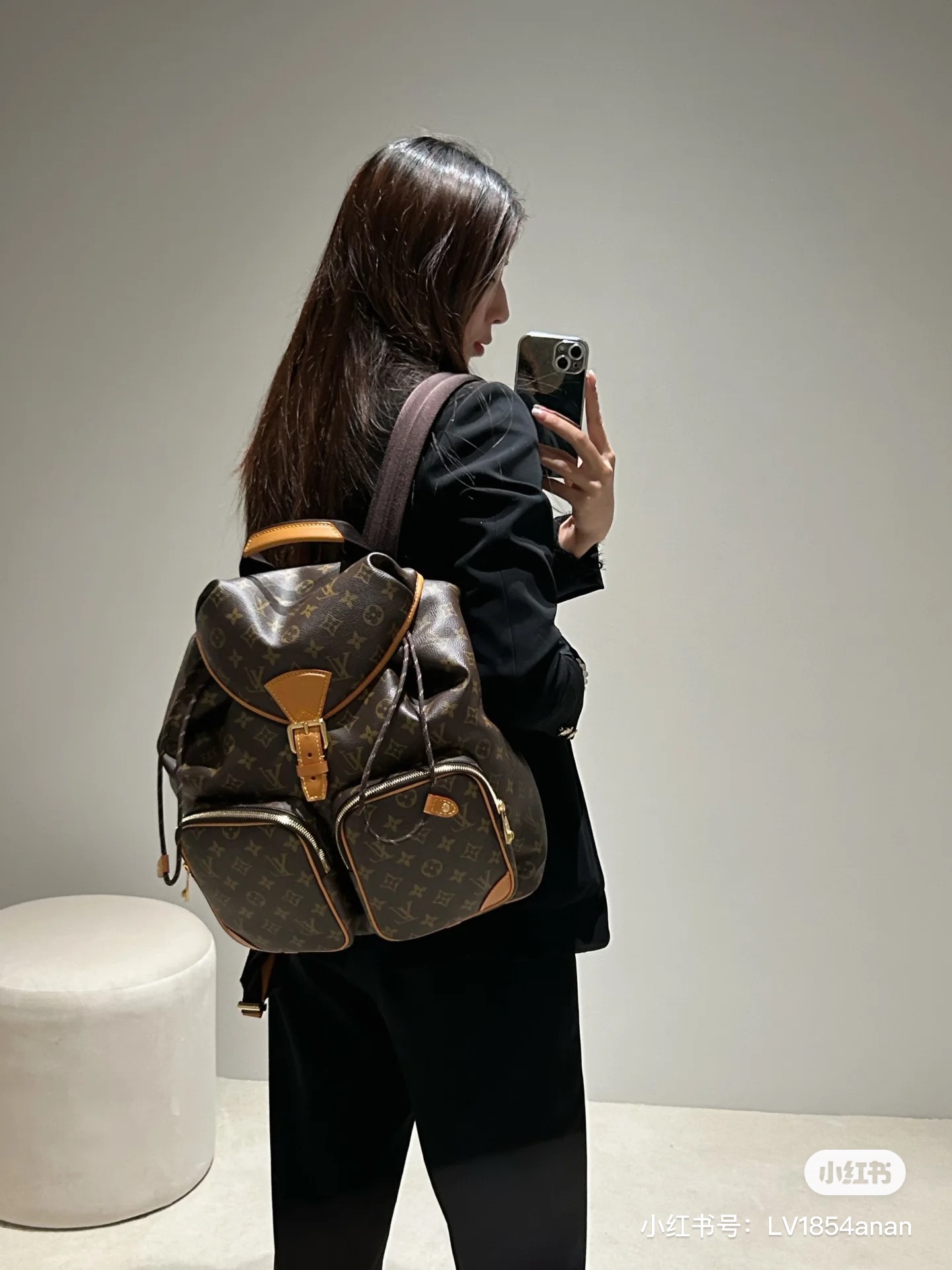 NO:940539,, [Top Enhanced Version] All-steel hardware, 163C01 transcoding chip, genuine development, counter-matched leather, model M14015 presbyopia, this Montsouris Cargo backpack is practical and classic, with the iconic Monogram pattern, revealing the look and feel of Monogram canvas. It adopts a rounded shape, drawstring closure and comfortable shoulder straps, and the front pocket injects new vitality into the iconic design. 40 x 17 x 34 cm (H x  Width x length), LV [top original order], louis vuitton19860909,【顶级加强版】全钢五金,163C01变码芯片,正品开发,专柜对版皮料,型号M14015老花,本款 Montsouris Cargo 双肩包实用且经典,标志性 Monogram 图案,流露出 Monogram 帆布的观感.采用圆润外形、抽绳开合和舒适肩带,正面口袋为标志性设计注入新活力.40 x 17 x 34厘米 (高 x 宽 x 长度),LV【顶级原单】,louis vuitton,Bag