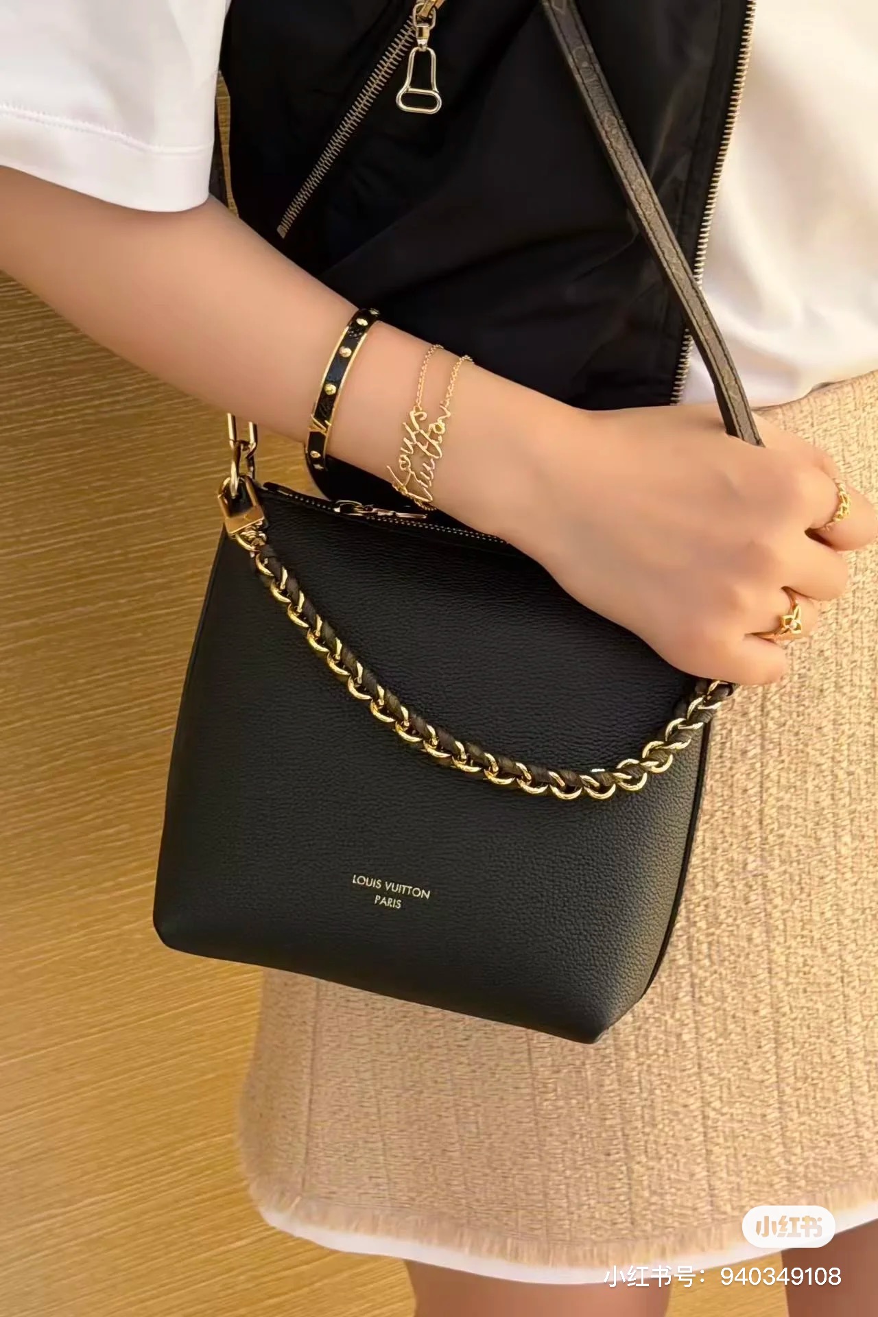 NO:940460,[Top Enhanced Version] All steel hardware, 163C01 transcoding chip, genuine development, counter-matched leather, model M2A840 [MULTIPASS mini handbag] The black pebbled Multipass handbag is inspired by the Express handbag that debuted in the 2025 autumn and winter series. This handbag adopts a casual drape shape and is matched with the brand's iconic Monogram.  Canvas trim, embellished with dazzling woven chains. It can be carried in a variety of ways and can accommodate daily needs such as tablet computers. Size 19x18x8cm, LV [top quality original order], Louis Vuitton19860909【顶级加强版】全钢五金,163C01变码芯片,正品开发,专柜对版皮料, 型号M2A840【MULTIPASS mini 手袋】 黑色荔枝纹 Multipass 手袋的灵感源自 2025 秋冬系列首次亮相的 Express 手袋.这款手袋采用随性垂坠的包型,搭配品牌标志性的 Monogram 帆布饰边,以耀目编织链条点缀.可以多种方式背携,并可容纳平板电脑等日常所需. 尺寸19x18x8cm,LV【顶级原单】,louis vuitton,Bag