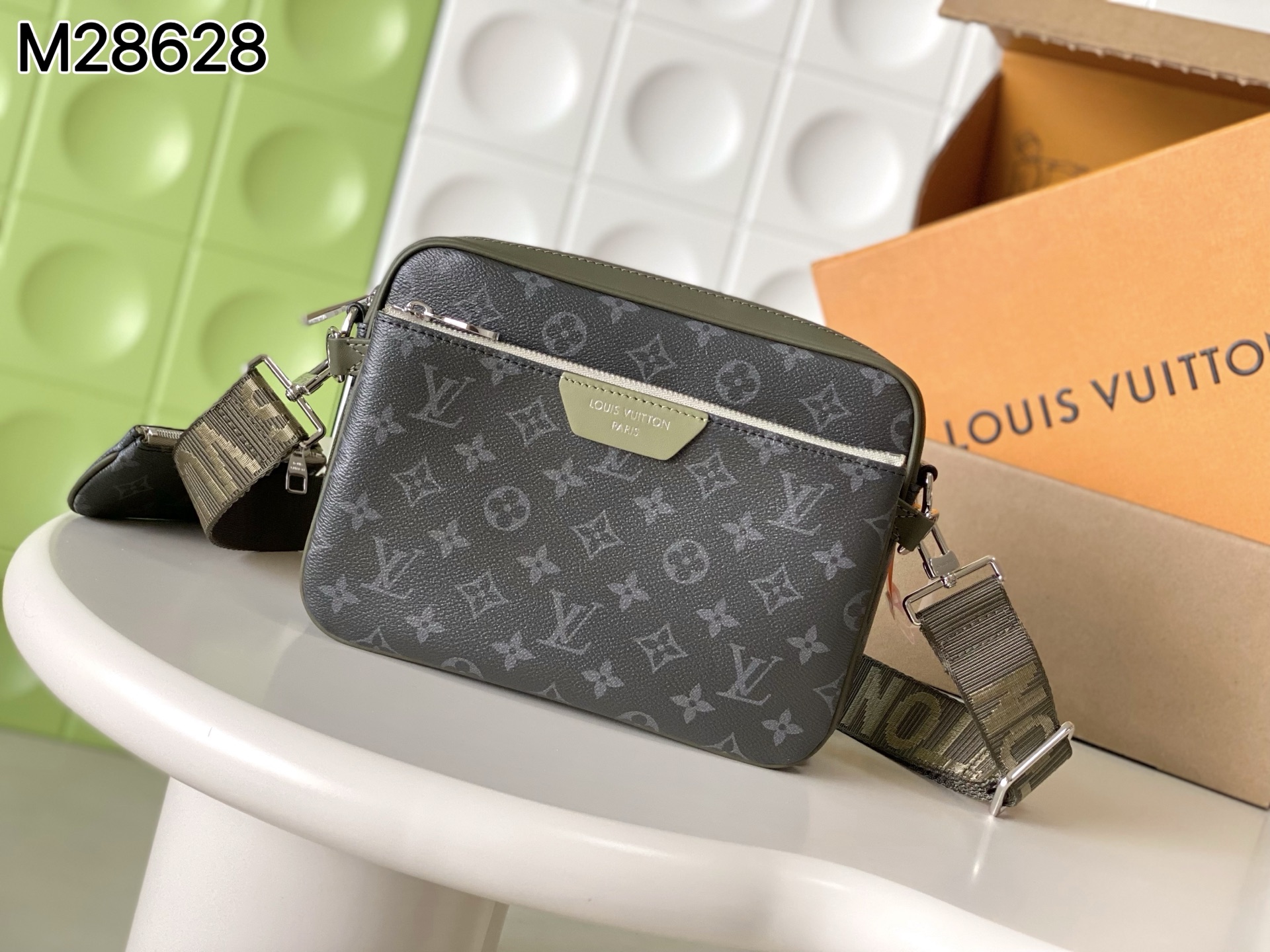 NO:920081,[Top Enhanced Version] All-steel hardware, 163C01 transcoding chip, genuine development, counter-matched leather, model number M28628 black and green. This Trio messenger bag combines Monogram Eclie  Centimeter (length x height x width), LV [top original order], louis vuitton, louis vuitton19860909【顶级加强版】全钢五金,163C01变码芯片,正品开发,专柜对版皮料,型号 M28628黑花绿本款 Trio 邮差包结合 Monogram Eclie x 帆布和皮革饰边,灵感源自 年代日本街头潮流.拉链袋和零钱袋均可拆卸,搭配宽敞主袋和路易威登标识织纹肩带,为运动造型提供时尚之选. 尺寸25 x 18.5 x 7 厘米 (长度 x 高 x 宽),LV【顶级原单】,louis vuitton,louis vuitton,Bag