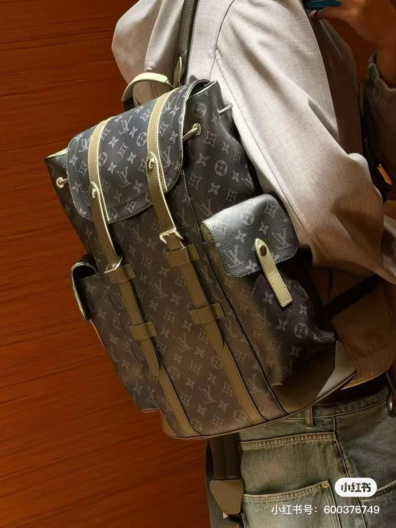 NO:920096,[Top Enhanced Version] All steel hardware, 163C01 transcoding chip, genuine development, counter-matched leather, model number M28633 This Christoer medium backpack combines Monogram Eclie canvas and elegant leather trim. It is lined with fine fabric and padded inner pocket to create ample internal space. It is equipped with patch pockets and zipper pockets for easy storage 16  inch laptop. The rugged silhouette highlights practical functions and expresses modern urban style. 38x44x12.5cm, LV [top original order], louis vuitton19860909【顶级加强版】全钢五金,163C01变码芯片,正品开发,专柜对版皮料, 型号M28633 本款 Christoer 中号双肩包结合 Monogram Eclie 帆布和雅致皮革饰边,以细腻织物内衬和加衬内袋打造充裕内部空间,搭配贴袋和拉链口袋,可轻松收纳 16 英寸笔记本电脑.粗犷廓形彰显实用功能,尽释摩登都市风范.38x44x12.5cm,LV【顶级原单】,louis vuitton,Bag