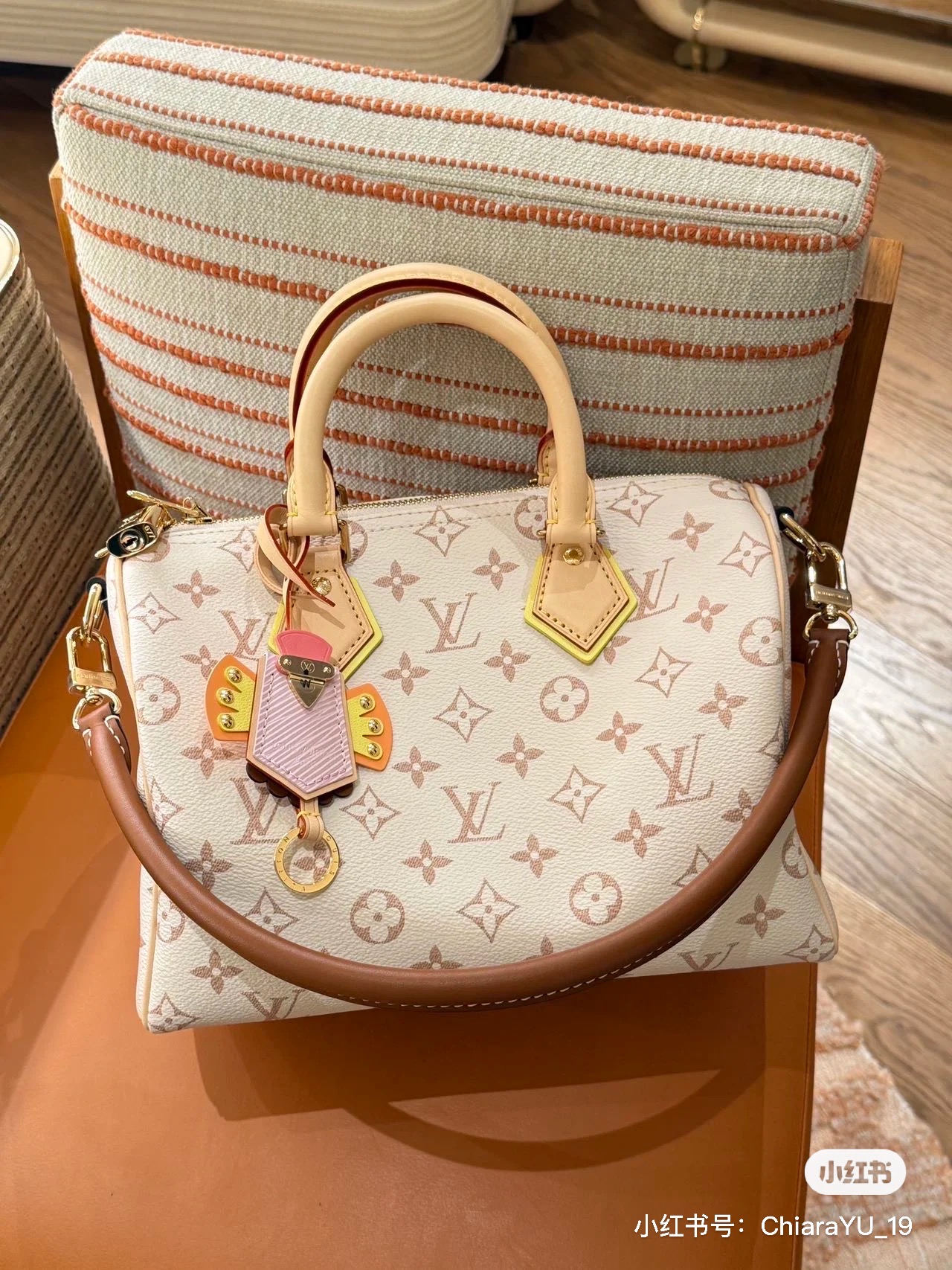 NO:920161,[Top Enhanced Edition] All steel hardware, 163C01 transcoding chip, genuine development, counter-matched leather, model number M2A038, LV Crafty series presents exquisite Speedy Bandoulière handbags, paying tribute to the fun spirit of summer, injecting a playful edge into the Louis Vuitton Monogram Dune logo. Canvas material with contrasting leather trim and metal parts, colorful decorations and leather details brighten the whole. 26 x 19 x 15CM (length  x height x width), LV [top original order], louis vuitton, louis vuitton19860909【顶级加强版】全钢五金,163C01变码芯片,正品开发,专柜对版皮料, 型号M2A038,LV Crafty 系列呈现精巧 Speedy Bandoulière 手袋,致意夏日妙趣精神,为路易威登 Monogram Dune 标识注入玩趣锋芒.帆布材质搭配撞色皮革饰边与金属件,缤纷装饰与皮革细节点亮整体. 26 x 19 x 15CM (长度 x 高 x 宽),LV【顶级原单】,louis vuitton,louis vuitton,Bag