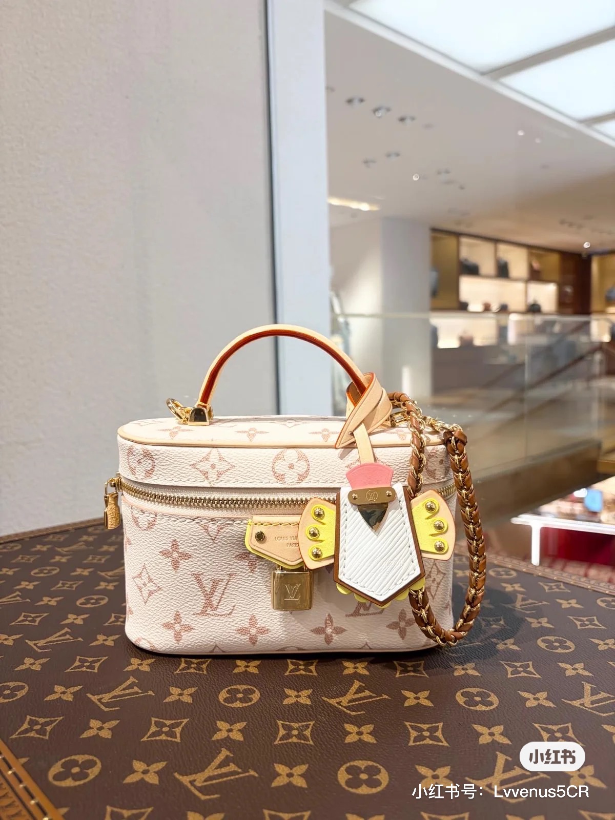 NO:940558,[Top Enhanced Version] All-steel hardware, 163C01 transcoding chip, authentic development, counter-matched leather, model number M29782, Vanity Chain uch handbag draws inspiration from Louis Vuitton’s collection of hard cases, fully displaying the brand’s travel heritage, this LV Crafty version presents the Monogram Dune  The elegant tones of the canvas inject liveliness into the classic design. The bright leather trim and detachable key bag are rich in details, the detachable shoulder strap and chain add novel touches, and the dazzling metal parts and LV padlock complement each other. 19 x 11.5 x 6.5CM (length x height x width), LV [top original order], louis vuitton, louis vuitton19860909【顶级加强版】全钢五金,163C01变码芯片,正品开发,专柜对版皮料, 型号M29782,Vanity Chain uch 手袋自路易威登典藏硬箱汲取灵感,尽显品牌旅行传承,此款 LV Crafty 版本呈现 Monogram Dune 帆布的淡雅色调,为经典设计注入活泼意趣.亮丽皮革饰边和可拆卸钥匙包丰富细节,可拆卸肩带和链条注入新颖笔触,耀目金属件和 LV 挂锁相得益彰. 19 x 11.5 x 6.5CM (长度 x 高 x 宽),LV【顶级原单】,louis vuitton,louis vuitton,Bag