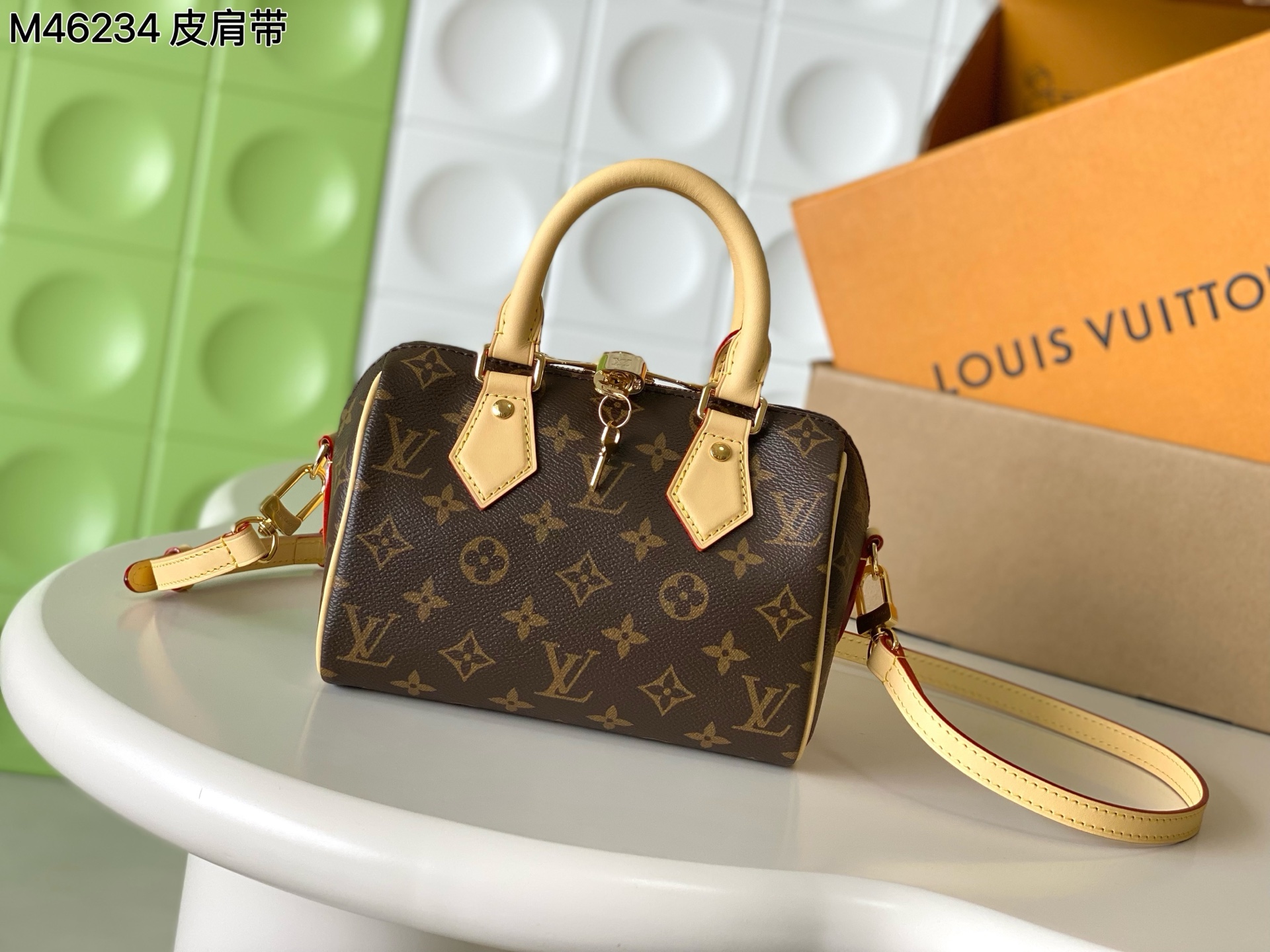 NO:940129,, [Top Enhanced Version] All steel hardware, 163C01 transcoding chip, genuine development, special Taiwan fabric, model M46234 presbyopia, 45957 leather shoulder strap, this Speedy Bandoulière 20 handbag is made of Monogram canvas, cow leather trim and fabric lining, continuing the Louis Vuitton Speedy in a compact size  The classic design of the travel bag, with rolled leather handles and a detachable and adjustable fabric shoulder strap embellished with brand logo texture. Monogram coated canvas, fabric lining, cow leather trim, metal hardware, a padlock, an inner patch pocket, and a detachable and adjustable shoulder strap!  Size: 20.5x13.5x12CM, LV [top original order], louis vuitton, louis vuitton, cowhide19860909,【顶级加强版】全钢五金,163C01变码芯片,正品开发,专柜台湾面料,型号M46234老花,45957皮肩带,本款 Speedy Bandoulière 20 手袋采选 Monogram 帆布、牛皮革饰边和织物内衬,以玲珑尺寸延续路易威登 Speedy 旅行袋的经典设计,搭配轧制皮革手柄和点缀品牌标识织纹的可拆卸并可调节织物肩带.Monogram 涂层帆布一织物内衬一牛皮革饰边一金属件一挂锁一内贴袋一肩带可拆卸,可调节！尺寸:20.5x13.5x12CM,LV【顶级原单】,louis vuitton,louis vuitton,cowhide,Bag