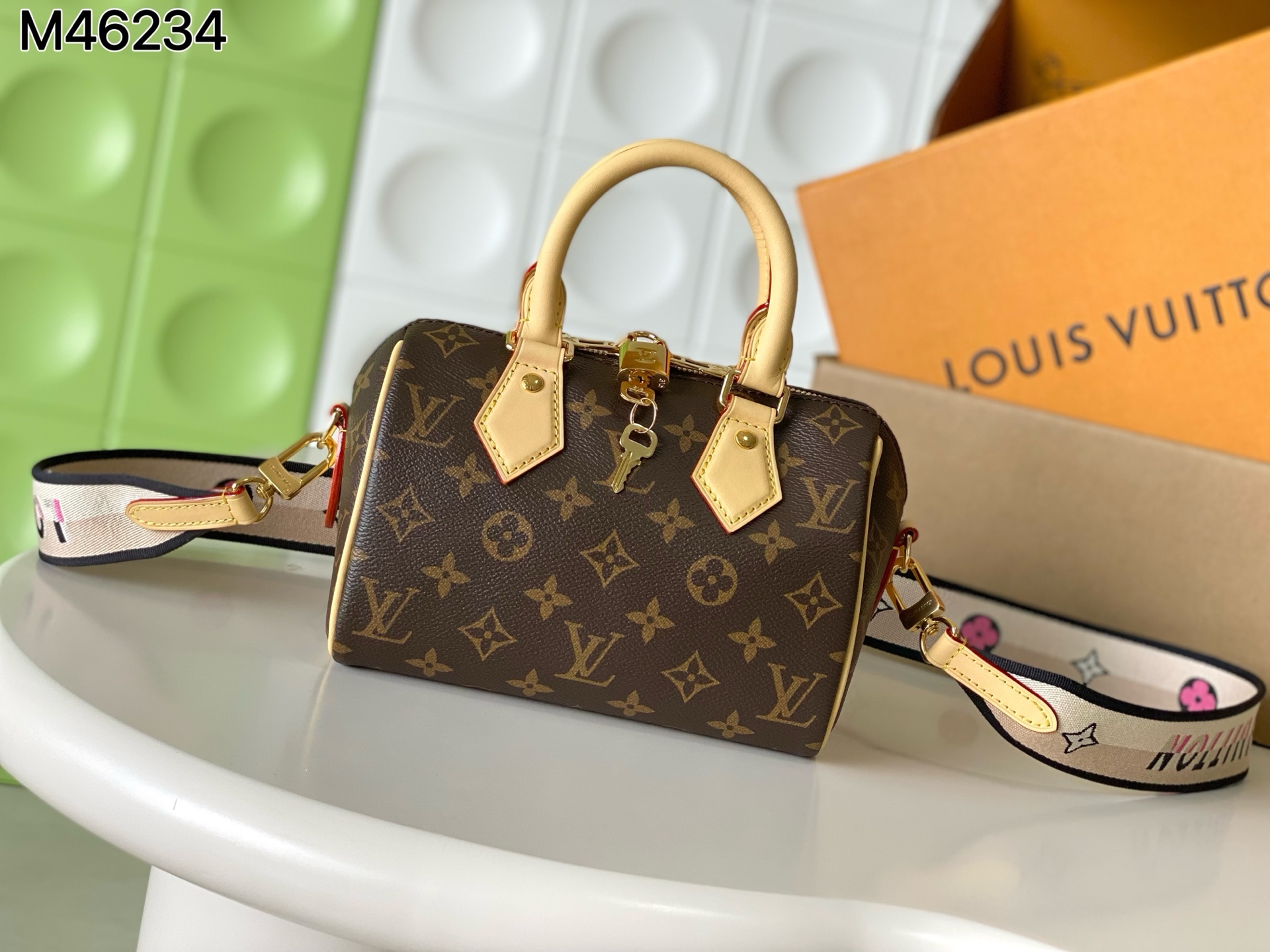 NO:940134,, [Top Enhanced Version] All steel hardware, 163C01 transcoding chip, genuine development, special Taiwan fabric, model M46234 black, 45957 black shoulder strap, this Speedy Bandoulière 20 handbag is made of Monogram canvas, cow leather trim and fabric lining, continuing the Louis Vuitton Speedy in a compact size  The classic design of the travel bag, with rolled leather handles and a detachable and adjustable fabric shoulder strap embellished with brand logo texture. Monogram coated canvas, fabric lining, cow leather trim, metal hardware, a padlock, an inner patch pocket, and a detachable and adjustable shoulder strap!  Size: 20.5x13.5x12CM, LV [top original order], louis vuitton, louis vuitton, cowhide19860909,【顶级加强版】全钢五金,163C01变码芯片,正品开发,专柜台湾面料,型号M46234黑,45957黑肩带,本款 Speedy Bandoulière 20 手袋采选 Monogram 帆布、牛皮革饰边和织物内衬,以玲珑尺寸延续路易威登 Speedy 旅行袋的经典设计,搭配轧制皮革手柄和点缀品牌标识织纹的可拆卸并可调节织物肩带.Monogram 涂层帆布一织物内衬一牛皮革饰边一金属件一挂锁一内贴袋一肩带可拆卸,可调节！尺寸:20.5x13.5x12CM,LV【顶级原单】,louis vuitton,louis vuitton,cowhide,Bag