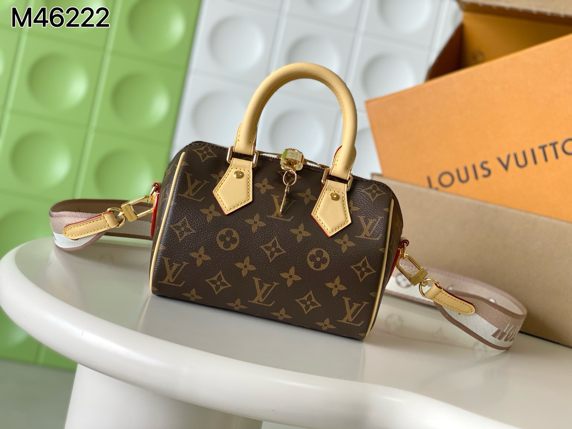 NO:940138,, [Top Enhanced Version] All steel hardware, 163C01 transcoding chip, genuine development, special Taiwan fabric, model M46222 khaki, 45957 khaki shoulder strap, this Speedy Bandoulière 20 handbag is made of Monogram canvas, cow leather trim and fabric lining, continuing the Louis Vuitton Speedy in a compact size  The classic design of the travel bag, with rolled leather handles and a detachable and adjustable fabric shoulder strap embellished with brand logo texture. Monogram coated canvas, fabric lining, cow leather trim, metal hardware, a padlock, an inner patch pocket, and a detachable and adjustable shoulder strap!  Size: 20.5x13.5x12CM, LV [top original order], louis vuitton, louis vuitton, cowhide19860909,【顶级加强版】全钢五金,163C01变码芯片,正品开发,专柜台湾面料,型号M46222卡其,45957卡其肩带,本款 Speedy Bandoulière 20 手袋采选 Monogram 帆布、牛皮革饰边和织物内衬,以玲珑尺寸延续路易威登 Speedy 旅行袋的经典设计,搭配轧制皮革手柄和点缀品牌标识织纹的可拆卸并可调节织物肩带.Monogram 涂层帆布一织物内衬一牛皮革饰边一金属件一挂锁一内贴袋一肩带可拆卸,可调节！尺寸:20.5x13.5x12CM,LV【顶级原单】,louis vuitton,louis vuitton,cowhide,Bag