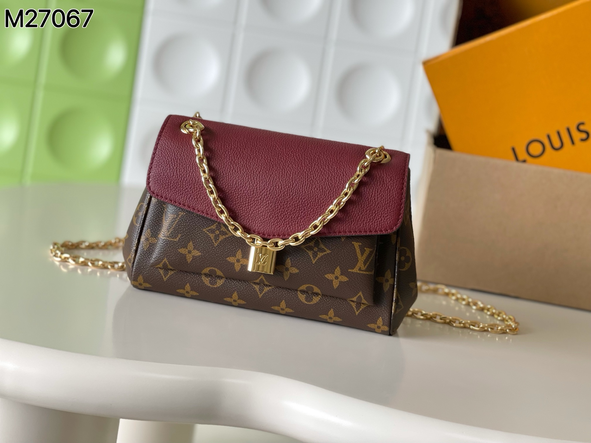 NO:940428,[Top Enhanced Version] All steel hardware, 163C01 transcoding chip, genuine development, counter-matched leather, model M27067 burgundy  Named after the exquisite and artistic Saint-Germain neighborhood in Paris, this BB bag is a stylish choice whether day or night. The bag is made of Monogram canvas, edged with leather and embellished with a gold-toned padlock, paying homage to Louis Vuitton's classic luggage design. The sliding chain design provides a variety of ways to wear it, either on the shoulder or by hand. 24 x 17x9 cm (LxHxW), LV [Top Original], louis  vuitton,louis vuitton19860909【顶级加强版】全钢五金,163C01变码芯片,正品开发,专柜对版皮料,型号M27067酒红 这款BB手袋以巴黎精致而富有艺术气息的圣-杰曼街区命名,无论是白天还是夜晚,它都是一个时尚的选择.手袋采用Monogram帆布制成,边缘装饰有皮革,并点缀着一个金色色调的挂锁,向路易威登的经典行李箱设计致敬.滑链设计提供了多种搭配方式,既可肩背,也可手提. 24 x 17x9 厘米(长x高x宽),LV【顶级原单】,louis vuitton,louis vuitton,Bag