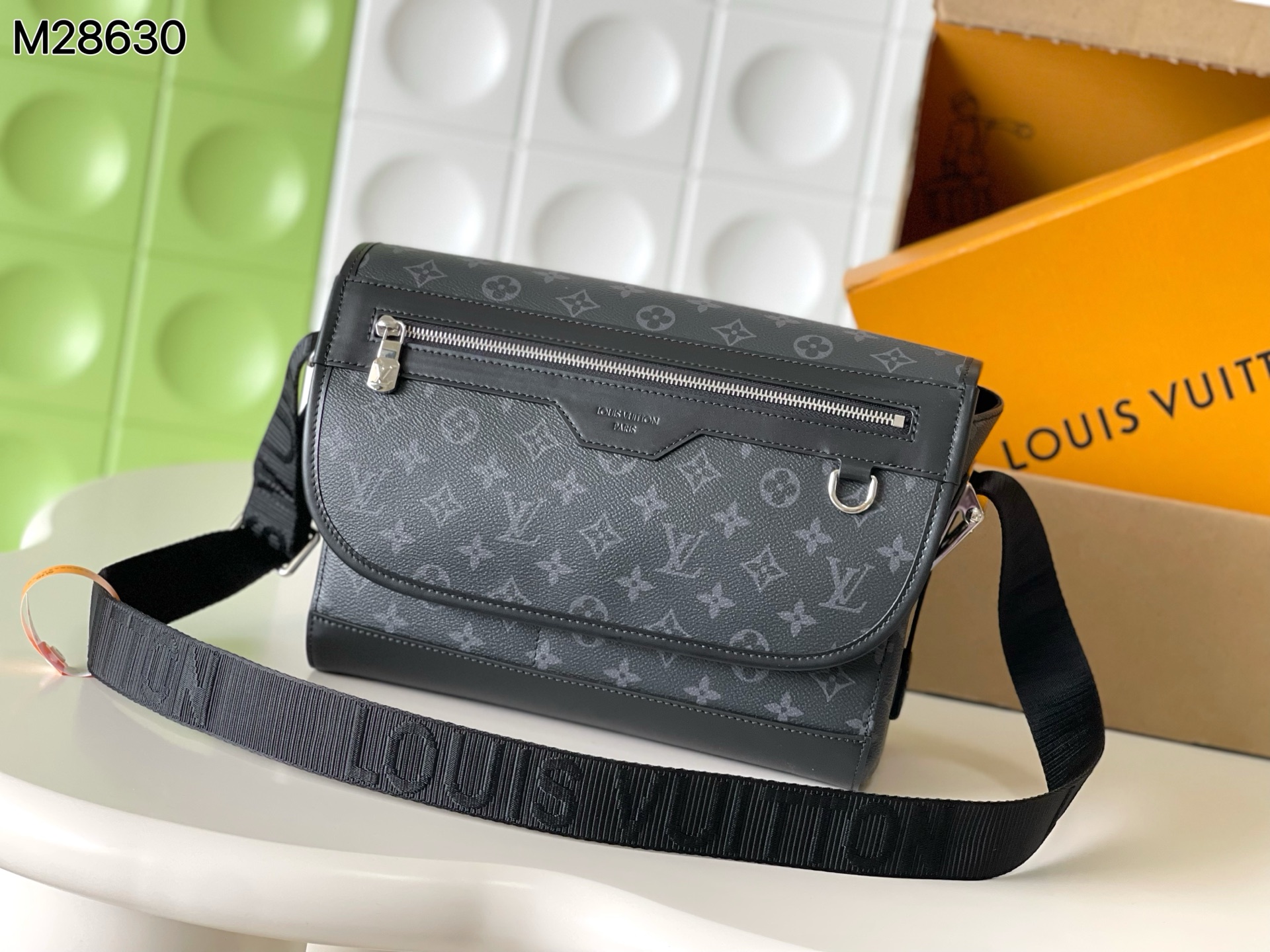 NO:940467,[Top Enhanced Version] All-steel hardware, 163C01 transcoding chip, genuine development, counter-matched leather, model M28630 black flower, this Courrier messenger bag is made of Monogram Eclipse coated canvas, reshaping the classic messenger bag configuration. The spacious main compartment, the zippered outer pocket on the flap and the hidden pocket below create ample storage space for mobile phones, keys and other travel needs. 37 x 27 x 12  Centimeters (length x height x width), LV [top quality original order], louis vuitton19860909【顶级加强版】全钢五金,163C01变码芯片,正品开发,专柜对版皮料,型号M28630黑花,本款 Courrier 邮差包取材 Monogram Eclipse 涂层帆布,重塑经典邮差包构型.宽敞主隔层、翻盖处的拉链外袋和下方隐藏式口袋共同打造充裕收纳空间,可存放手机、钥匙和其他出行所需. 37 x 27 x 12 厘米 (长度 x 高 x 宽),LV【顶级原单】,louis vuitton,Bag