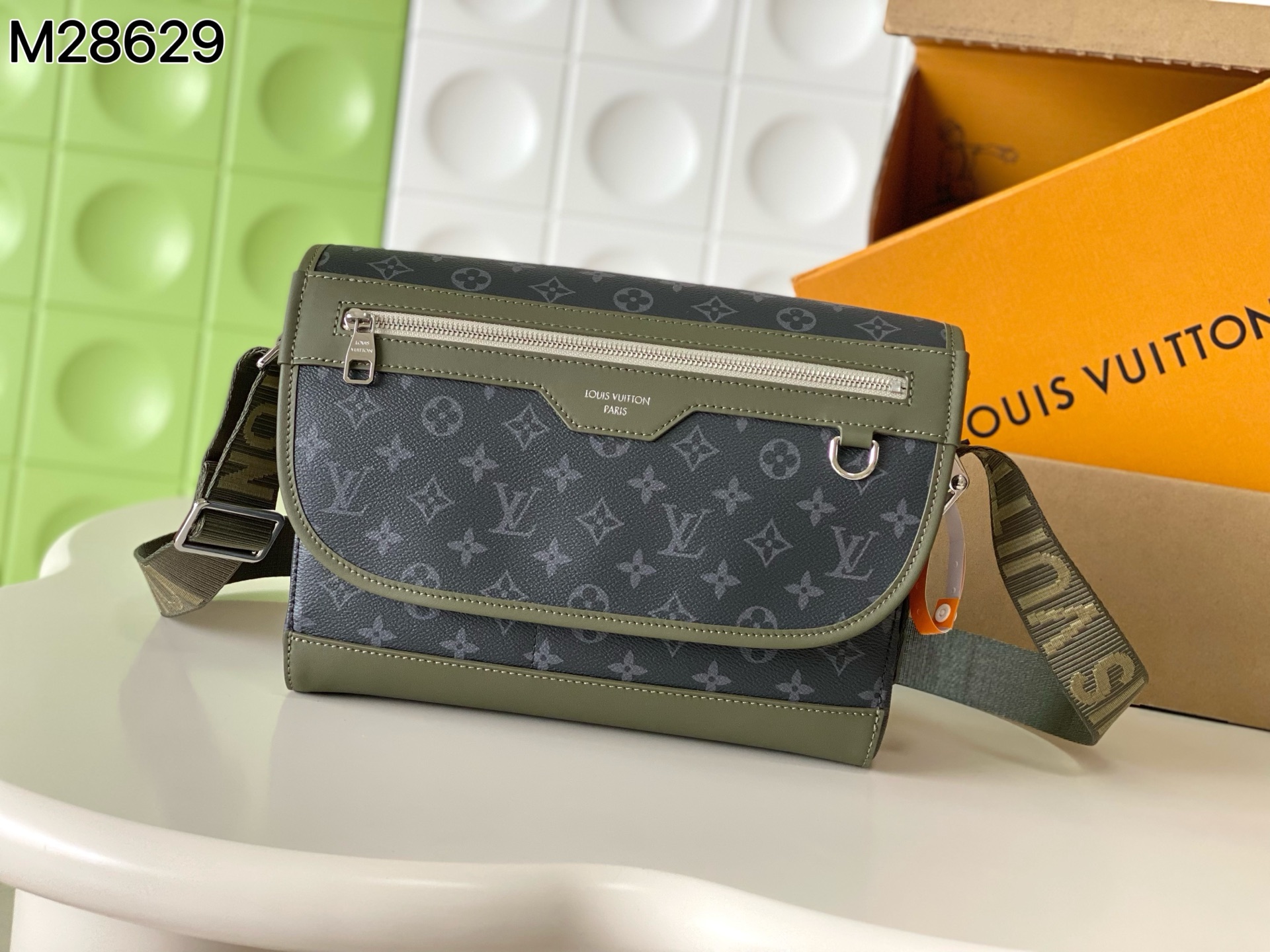 NO:940473,[Top Enhanced Version] All-steel hardware, 163C01 transcoding chip, authentic development, counter-matched leather material [COURRIER Messenger Bag] M28629 black flower green, this Courrier messenger bag is made of Monogram Eclipse canvas, inspired by the streetwear style of the era, with elegant leather trimming. The zipper outer pocket and flap secret pocket provide ample storage space, and the elegant buckle allows the shoulder strap to be adjusted freely. Size 37 x  27 x 12 cm (length x height x width), LV [top quality original order], louis vuitton19860909【顶级加强版】全钢五金,163C01变码芯片,正品开发,专柜对版皮料【COURRIER 邮差包】M28629 黑花绿色,本款 Courrier 邮差包采用 Monogram Eclipse 帆布,灵感源自 年代街头服饰风格,搭配雅致皮革饰边.拉链外袋和翻盖暗袋提供充裕收纳空间,考究搭扣实现肩带的自如调节. 尺寸37 x 27 x 12 厘米 (长度 x 高 x 宽),LV【顶级原单】,louis vuitton,Bag
