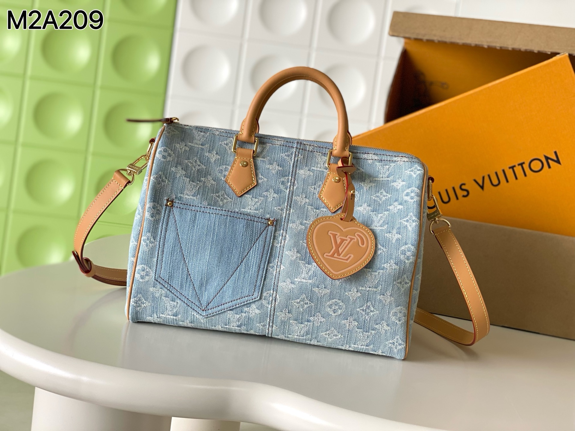 NO:940565,[Top Enhanced Version] All-steel hardware, 163C01 transcoding chip, genuine development, counter-matched leather, model M2a209 light blue denim, Chinese Valentine's Day limited edition shipped, this Speedy Bandoulière 30 handbag cleverly combines Monogram Denim with leather trim, presenting an exclusive LV heart-shaped decorative label and V-shaped stitching denim outer patch pocket, supplemented by cowhide trim and top handle.  Fabric lining with double patch pockets. 34 x 22 x 19 cm (length x height x width), LV [top quality original], louis vuitton, cowhide19860909【顶级加强版】全钢五金,163C01变码芯片,正品开发,专柜对版皮料,型号M2a209浅蓝牛仔,七夕限定款出货,本款 Speedy Bandoulière 30 手袋将 Monogram Denim 与皮革饰边巧妙相搭,呈现专属 LV 心形装饰标签和 V 形缝线丹宁布外贴袋,辅以牛皮饰边与顶部手柄. 织物内衬搭载双贴袋. 34 x 22 x 19 厘米 (长度 x 高 x 宽),LV【顶级原单】,louis vuitton,cowhide,Bag