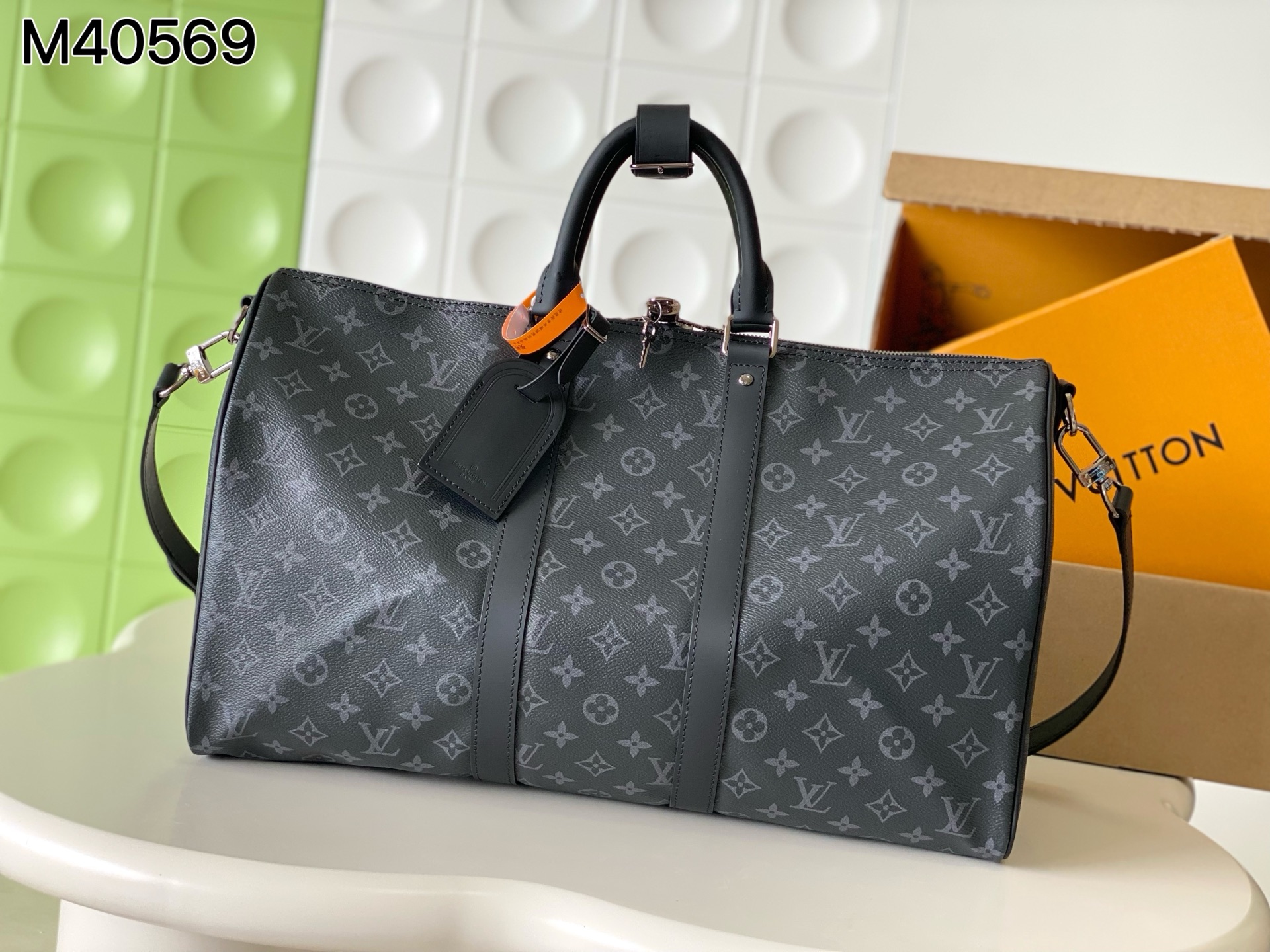 NO:940577,[Top Enhanced Version] All steel hardware, 163C01 transcoding chip, genuine development, counter-matched leather, model M40569 black flower, Keepall 45 travel bag, cut from the new iconic Monogram Eclipse canvas. Since 1930, Keepall  This series of bags has accompanied generations of travelers around the world. This new version of the travel bag is equipped with multiple comfortable leather handles, a bag strap suitable for casual cross-body wear and a shiny padlock, a companion for short trips. 45 x 27 x 20 cm (length x height x width), LV [top original order], louis vuitton19860909【顶级加强版】全钢五金,163C01变码芯片,正品开发,专柜对版皮料, 型号M40569黑花,Keepall 45 旅行袋,由全新标志性 Monogram Eclipse 帆布裁制而成.自 1930 年以来,Keepall 系列包袋陪伴着一代又一代的旅行者云游四海.此款新版旅行袋配有多个提握舒适的皮革手柄、一条适用于闲适斜挎的包带以及一个闪亮的挂锁,短途旅行的伴侣. 45 x 27 x 20 厘米 (长度 x 高 x 宽),LV【顶级原单】,louis vuitton,Bag