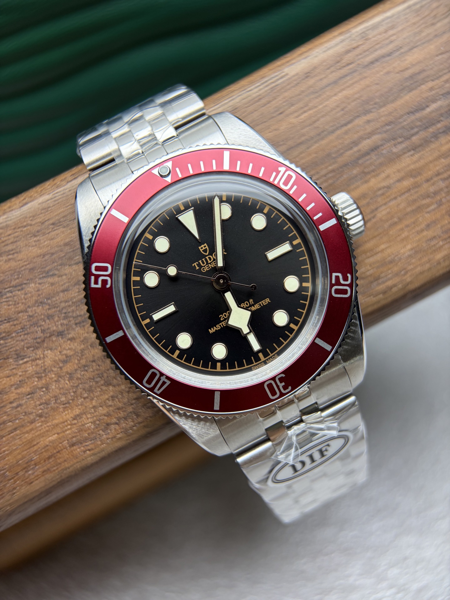 NO:602004,DIF recently launched the new Biwan III Little Red Shield, which has a strong retro atmosphere. The watch is equipped with a polished five-bead strap in the middle. The case diameter is 41mm, which is just the right size. The case is made of stainless steel. The large area of brushing further enhances the sense of leisure and sports. The red aluminum ring can be rotated in one direction. The rose logo of the Tudor watch is designed in relief on the crown. The details increase brand recognition. The 'T-fit' buckle fine-tuning function  It is convenient for the wearer to quickly adjust the length, achieving 8 mm adjustment length with flexibility. The domed mirror has excellent scratch resistance and can effectively protect the dial from external damage. It also provides a clear visual experience. Each bead of the five-bead strap has been finely polished. The case diameter is 41mm. It is suitable for daily wear and can show the grandeur and sophistication of the watch.19860909DIF最新推出新款碧湾三代小红盾,整体复古气息十分浓厚,腕表配备中间抛光五珠表带.表壳直径41mm尺寸刚刚好.表壳采用不锈钢材质打造.大面积拉丝 进一步增强了休闲运动感 红色铝材质圈口 可单向旋转.表冠上以浮雕工艺设计帝舵表的玫瑰标.细节处增加了品牌识别度.“T-fit”表扣微调功能 方便佩戴者快速调节长度,实现8毫米调校长度,灵活自如,圆拱形镜面具有出色的抗刮擦性能,能够有效保护表盘免受外界损伤.同时提供清晰的视觉体验.五珠表带 每一粒都经过精细抛光打磨.表壳直径41mm.既适合日常佩戴,又能展现出腕表的大气与精致.,,Watch