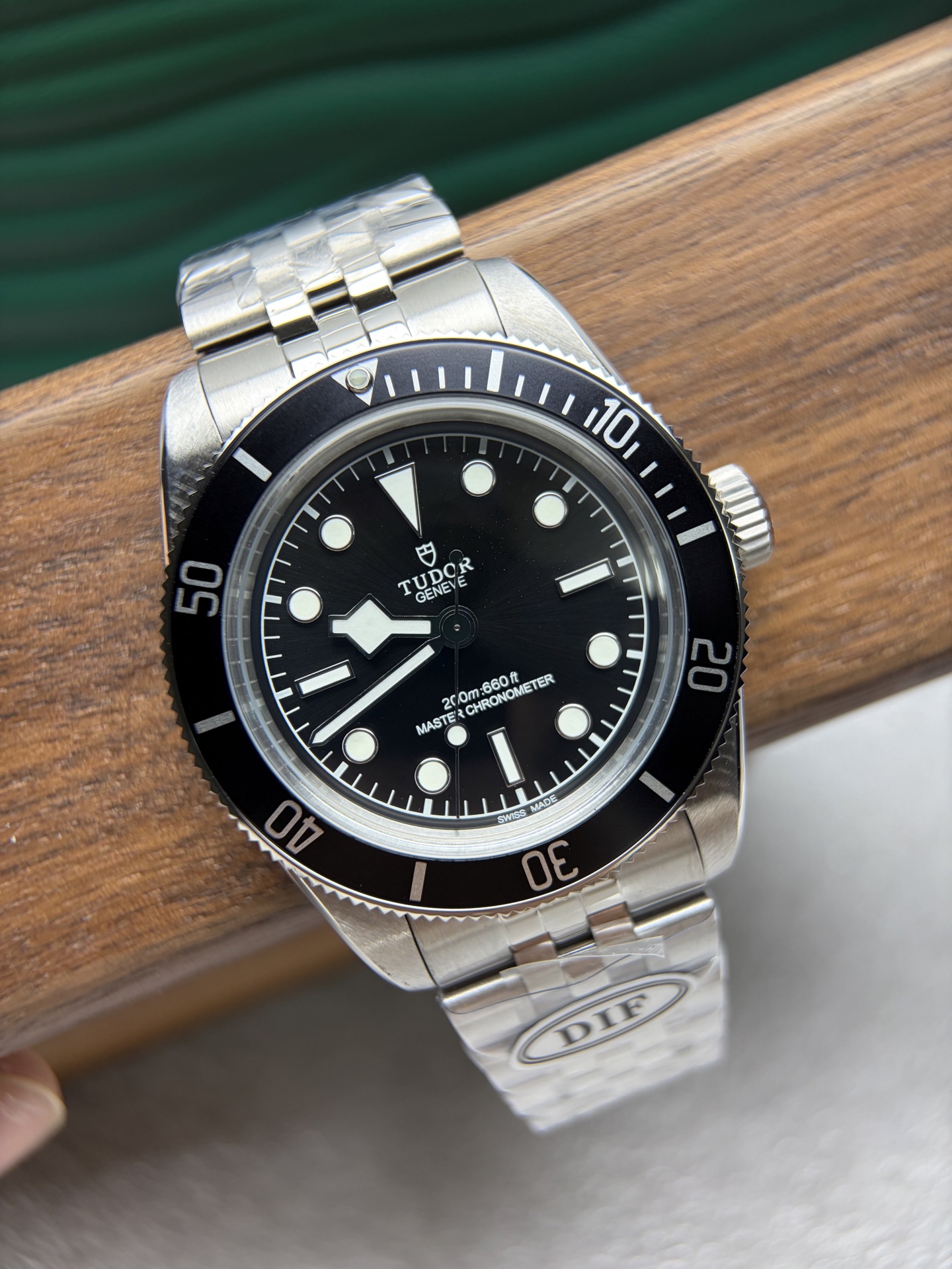 NO:602005,DIF recently launched the new Biwan, as friends who know Tudor know. The new generation dial is shown in a monochrome design for the first time, showing an avant-garde style. The case is made of stainless steel. The case has been finely polished and brushed to show a unique texture and gloss. The dial adopts a delicate sun pattern design, which exudes a charming luster under direct light. The rose mark of the Tudor watch is designed in relief on the crown. The details increase brand recognition. The 'T-fit' buckle fine-tuning function  It is convenient for the wearer to quickly adjust the length, achieving 8 mm adjustment length with flexibility. The domed mirror has excellent scratch resistance and can effectively protect the dial from external damage. It also provides a clear visual experience. Each bead of the five-bead strap has been finely polished. The case diameter is 41mm. It is suitable for daily wear and can show the grandeur and sophistication of the watch.19860909DIF最新推出新款碧湾,了解帝舵的朋友都知道.新一代表盘首次以单色设计展现.尽显前卫风范.表壳采用不锈钢材质打造.表壳经过精细的抛光与拉丝工艺,展现出独特的质感和光泽度.盘面上采用精致的太阳纹设计,在直视光线下散发闪耀迷人的光泽.表冠上以浮雕工艺设计帝舵表的玫瑰标.细节处增加了品牌识别度.“T-fit”表扣微调功能 方便佩戴者快速调节长度,实现8毫米调校长度,灵活自如,圆拱形镜面具有出色的抗刮擦性能,能够有效保护表盘免受外界损伤.同时提供清晰的视觉体验.五珠表带 每一粒都经过精细抛光打磨.表壳直径41mm.既适合日常佩戴,又能展现出腕表的大气与精致.,,Watch