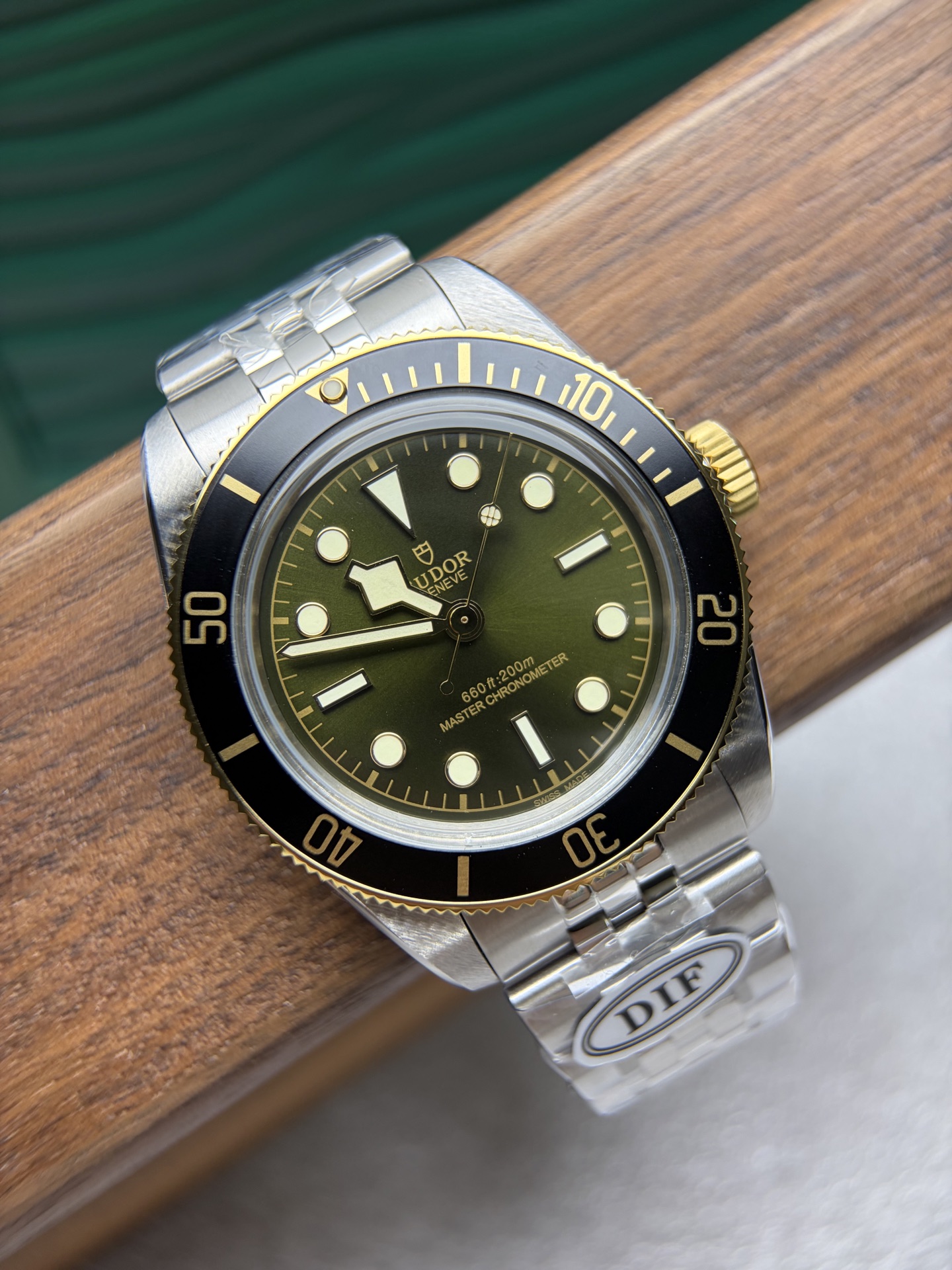 NO:602007,DIF Tudor Black Bay new product launched British Harrods Anniversary Limited Edition Global Limited Edition DIF carefully researches and develops!  It took a year of careful creation and is finally available!  The technical content of this bottom cover pattern is very high and requires the use of imported equipment for high-precision laser marking. The output is very low!  The golden part uses A-pole gold-plated surface to detect gold content, which is the gold-plating process on the market!  The movement adopts Seagull's customized first-speed movement with no gaps!  The diameter of the 41mm aluminum bezel watch strap is finely polished and polished without cutting your hands!  Tif's new Tudor watch buckle can be finely adjusted inside, gold plating19860909DIF帝舵碧湾新品上市 英国哈罗德周年纪念限量版全球限量枚 DIF用心研发！历时一年精心打造,终于面世！此款底盖图案技术含量极大需使用进口设备高精度激光刻度打刻产量非常低！ 金色部分采用A极镀金表面可检测含金也就是市面上的包金工艺！ 机芯采用海鸥定制一档机芯无空档！直径41mm 铝材质圈口表带导角精抛打磨不割手！ Tif新款帝舵表扣扣子内部可微调,,gold plating,Watch