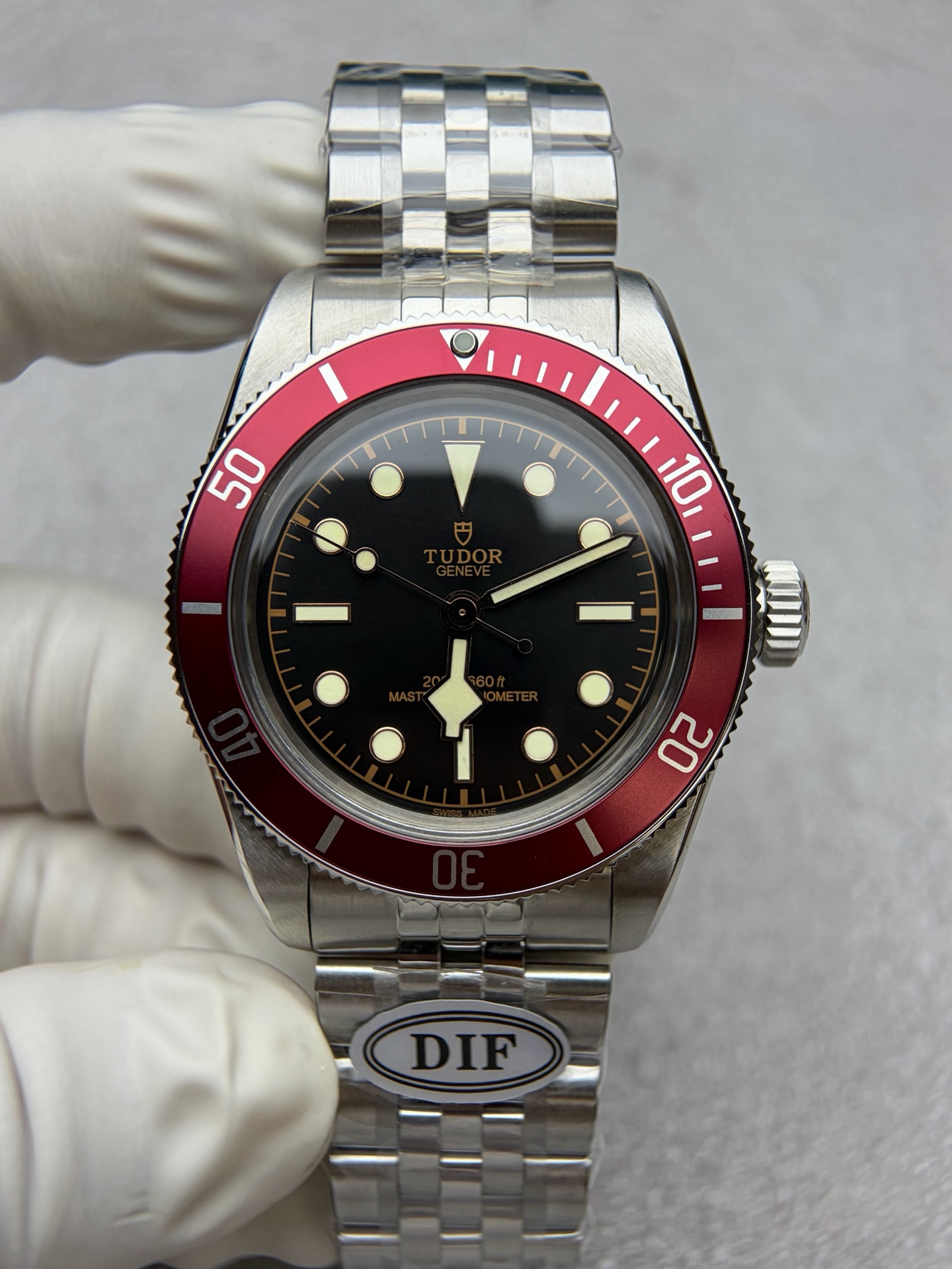 NO:765910,DIF recently launched the new Biwan III Little Red Shield, which has a strong retro atmosphere. The watch is equipped with a polished five-bead strap in the middle. The case diameter is 41mm, which is just the right size. The case is made of stainless steel. The large area of brushing further enhances the sense of leisure and sports. The red aluminum ring can be rotated in one direction. The rose logo of the Tudor watch is designed in relief on the crown. The details increase brand recognition. The 'T-fit' buckle fine-tuning function  It is convenient for the wearer to quickly adjust the length, achieving 8 mm adjustment length with flexibility. The domed mirror has excellent scratch resistance and can effectively protect the dial from external damage. It also provides a clear visual experience. Each bead of the five-bead strap has been finely polished. The case diameter is 41mm. It is suitable for daily wear and can show the grandeur and sophistication of the watch.19860909DIF最新推出新款碧湾三代小红盾,整体复古气息十分浓厚,腕表配备中间抛光五珠表带.表壳直径41mm尺寸刚刚好.表壳采用不锈钢材质打造.大面积拉丝 进一步增强了休闲运动感 红色铝材质圈口 可单向旋转.表冠上以浮雕工艺设计帝舵表的玫瑰标.细节处增加了品牌识别度.“T-fit”表扣微调功能 方便佩戴者快速调节长度,实现8毫米调校长度,灵活自如,圆拱形镜面具有出色的抗刮擦性能,能够有效保护表盘免受外界损伤.同时提供清晰的视觉体验.五珠表带 每一粒都经过精细抛光打磨.表壳直径41mm.既适合日常佩戴,又能展现出腕表的大气与精致.,,Watch