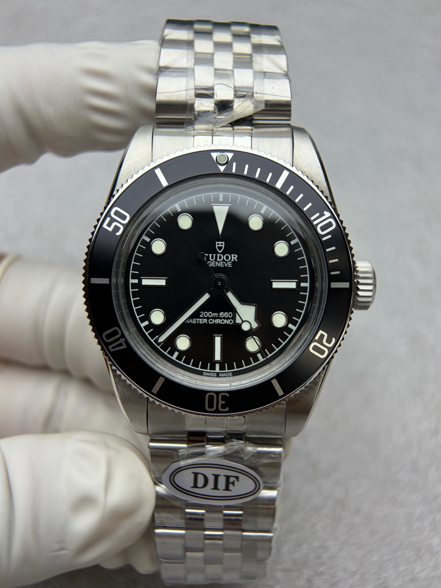 NO:765917,DIF recently launched the new Biwan, as friends who know Tudor know. The new generation dial is shown in a monochrome design for the first time, showing an avant-garde style. The case is made of stainless steel. The case has been finely polished and brushed to show a unique texture and gloss. The dial adopts a delicate sun pattern design, which exudes a charming luster under direct light. The rose mark of the Tudor watch is designed in relief on the crown. The details increase brand recognition. The 'T-fit' buckle fine-tuning function  It is convenient for the wearer to quickly adjust the length, achieving 8 mm adjustment length with flexibility. The domed mirror has excellent scratch resistance and can effectively protect the dial from external damage. It also provides a clear visual experience. Each bead of the five-bead strap has been finely polished. The case diameter is 41mm. It is suitable for daily wear and can show the grandeur and sophistication of the watch.19860909DIF最新推出新款碧湾,了解帝舵的朋友都知道.新一代表盘首次以单色设计展现.尽显前卫风范.表壳采用不锈钢材质打造.表壳经过精细的抛光与拉丝工艺,展现出独特的质感和光泽度.盘面上采用精致的太阳纹设计,在直视光线下散发闪耀迷人的光泽.表冠上以浮雕工艺设计帝舵表的玫瑰标.细节处增加了品牌识别度.“T-fit”表扣微调功能 方便佩戴者快速调节长度,实现8毫米调校长度,灵活自如,圆拱形镜面具有出色的抗刮擦性能,能够有效保护表盘免受外界损伤.同时提供清晰的视觉体验.五珠表带 每一粒都经过精细抛光打磨.表壳直径41mm.既适合日常佩戴,又能展现出腕表的大气与精致.,,Watch