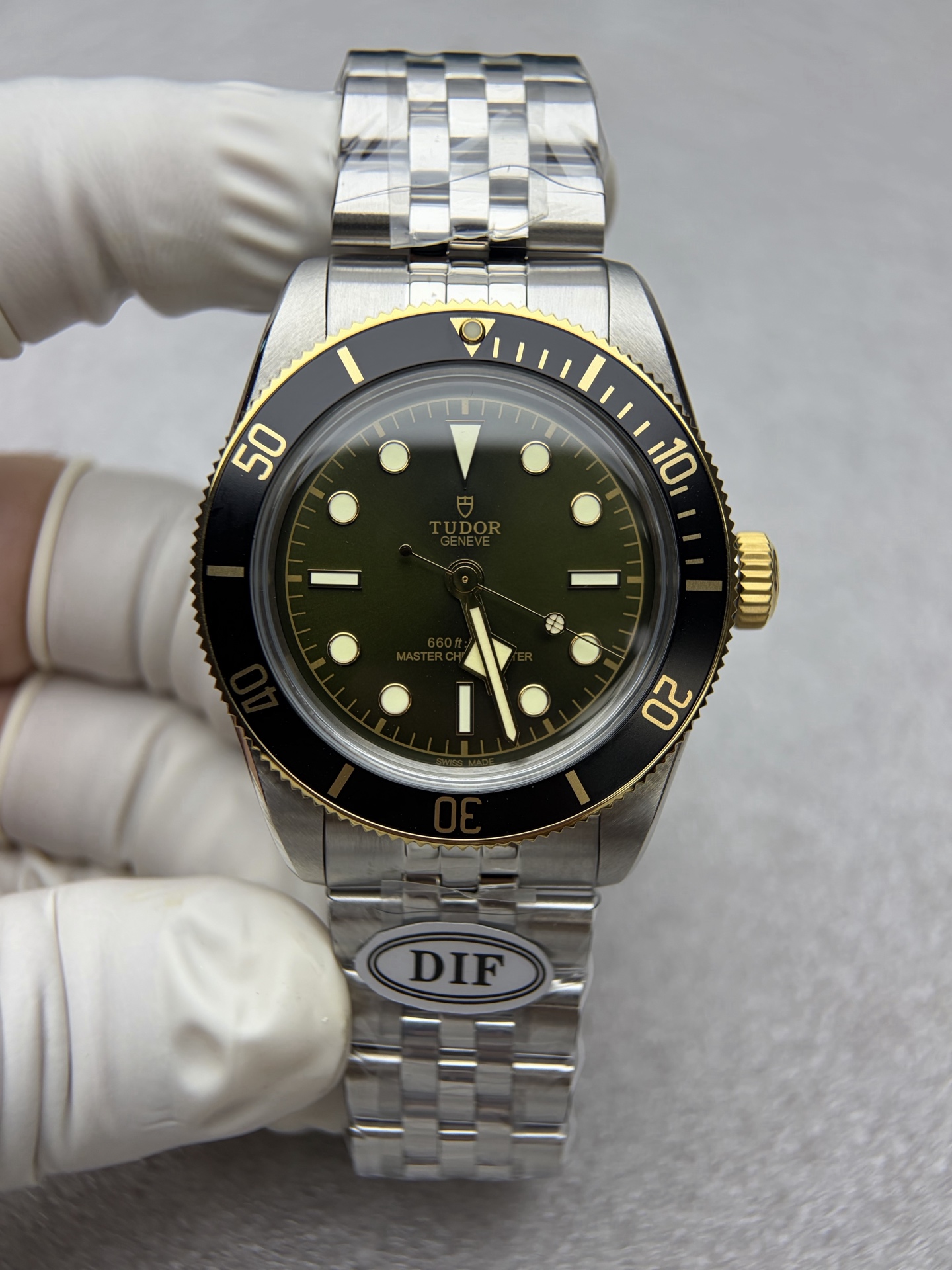 NO:765924,DIF Tudor Black Bay new product launched British Harrods Anniversary Limited Edition Global Limited Edition DIF carefully researches and develops!  It took a year of careful creation and is finally available!  The technical content of this bottom cover pattern is very high and requires the use of imported equipment for high-precision laser marking. The output is very low!  The golden part uses A-pole gold-plated surface to detect gold content, which is the gold-plating process on the market!  The movement adopts Seagull's customized first-speed movement with no gaps!  The diameter of the 41mm aluminum bezel watch strap is finely polished and polished without cutting your hands!  Tif's new Tudor watch buckle can be finely adjusted inside, gold plating19860909DIF帝舵碧湾新品上市 英国哈罗德周年纪念限量版全球限量枚 DIF用心研发！历时一年精心打造,终于面世！此款底盖图案技术含量极大需使用进口设备高精度激光刻度打刻产量非常低！ 金色部分采用A极镀金表面可检测含金也就是市面上的包金工艺！ 机芯采用海鸥定制一档机芯无空档！直径41mm 铝材质圈口表带导角精抛打磨不割手！ Tif新款帝舵表扣扣子内部可微调,,gold plating,Watch